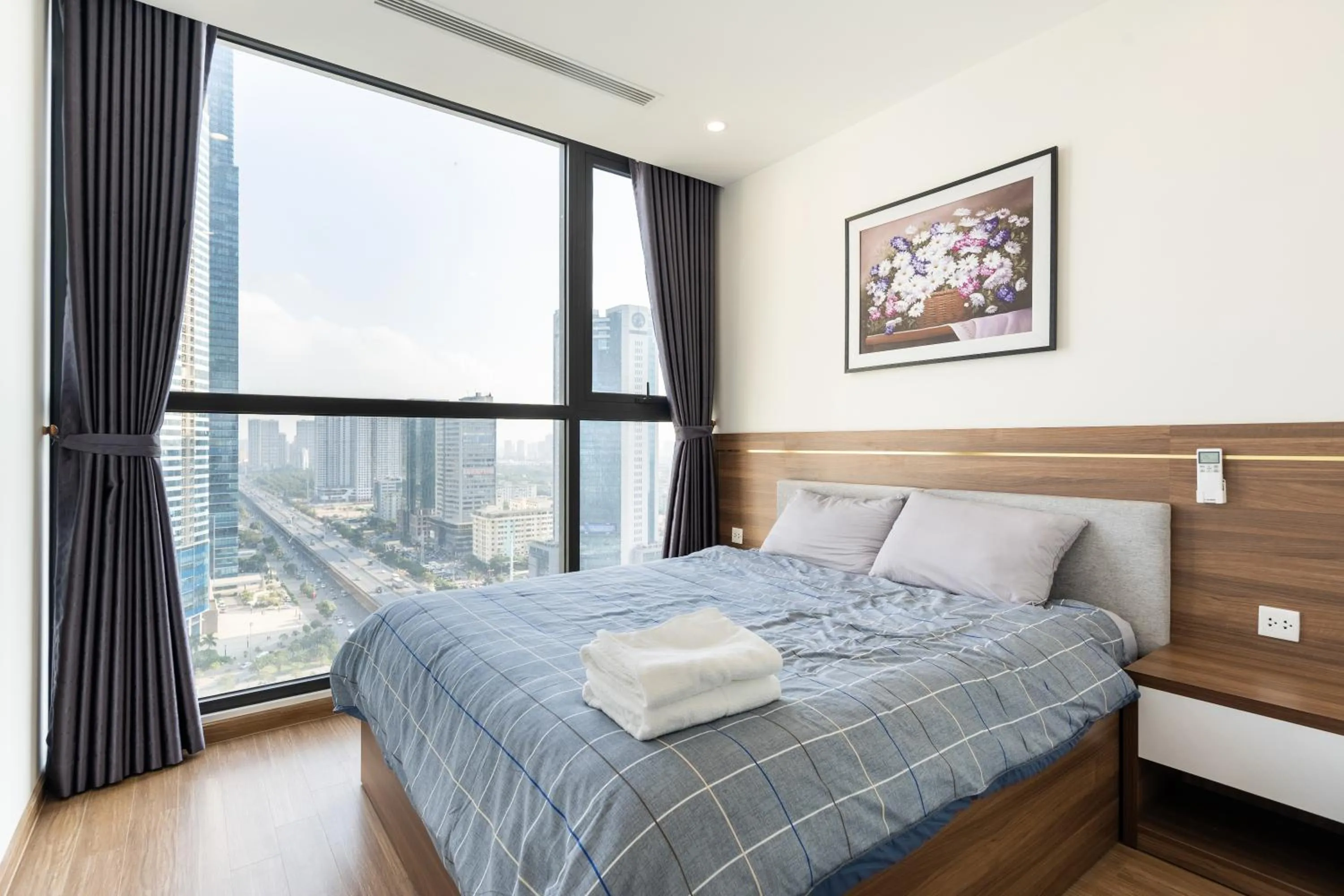 Bed in Luxury Apartment Vinhomes Skylake