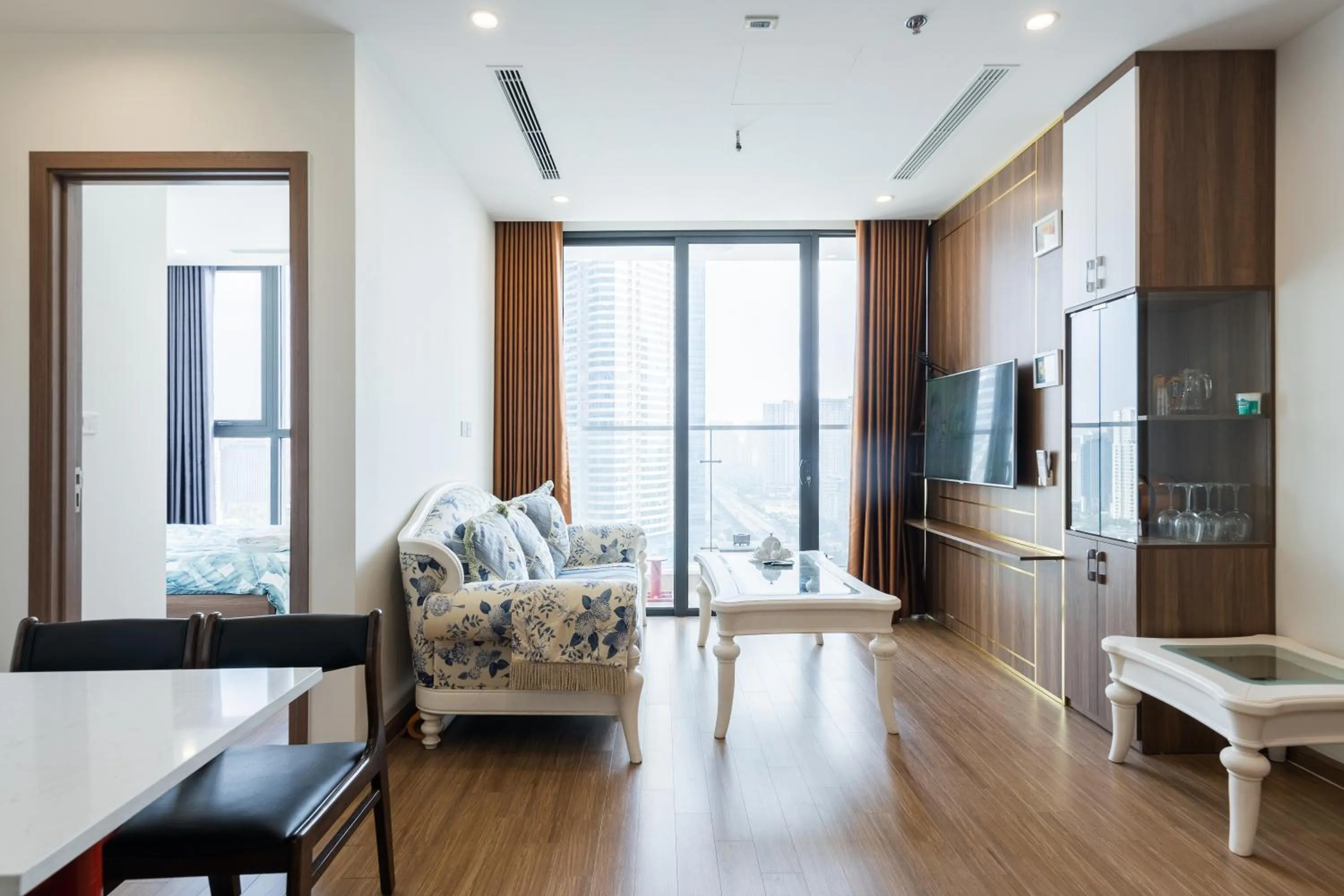 Bed in Luxury Apartment Vinhomes Skylake