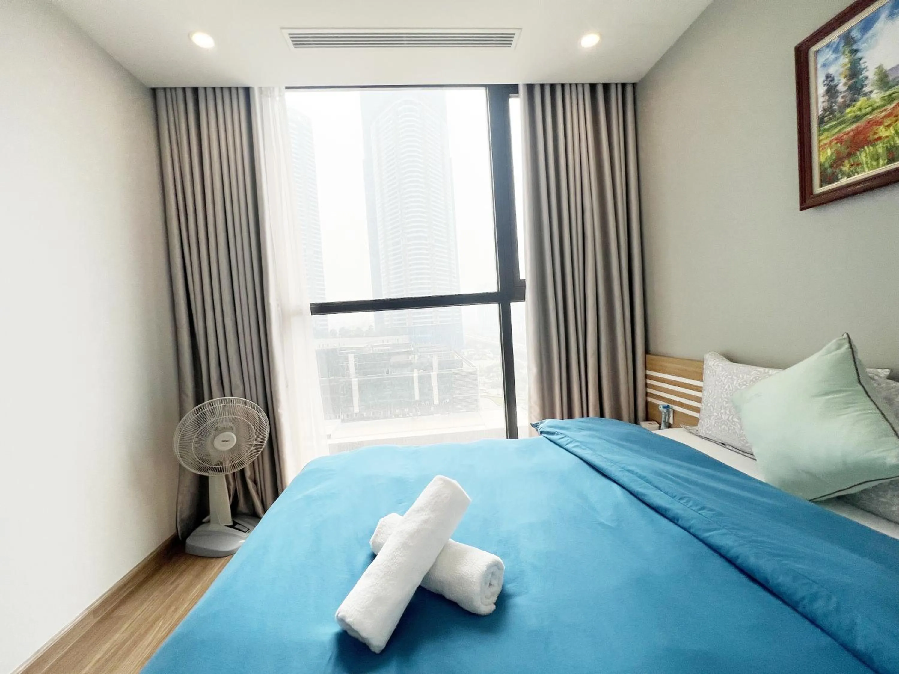 Bed in Luxury Apartment Vinhomes Skylake