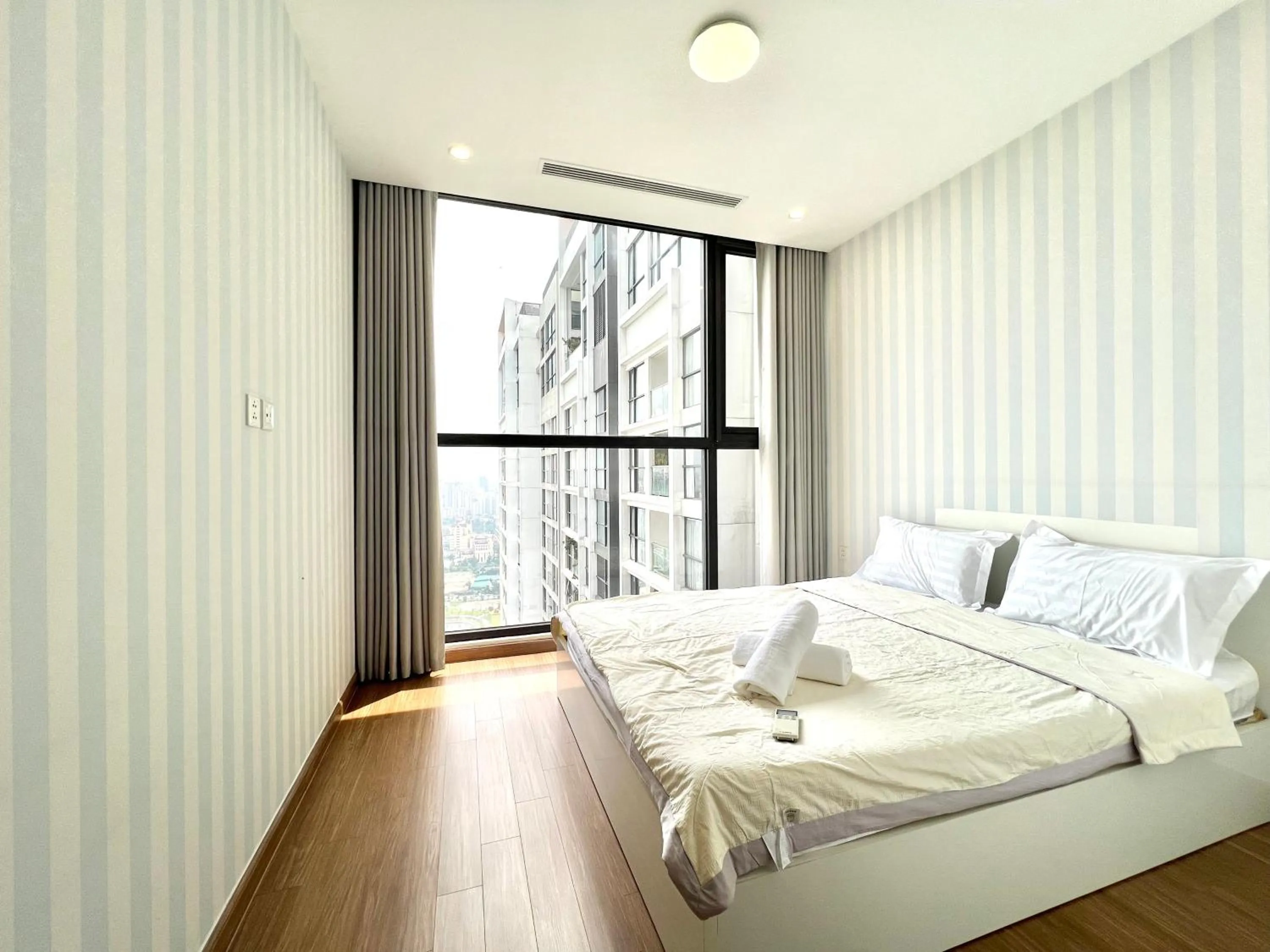 Bed in Luxury Apartment Vinhomes Skylake