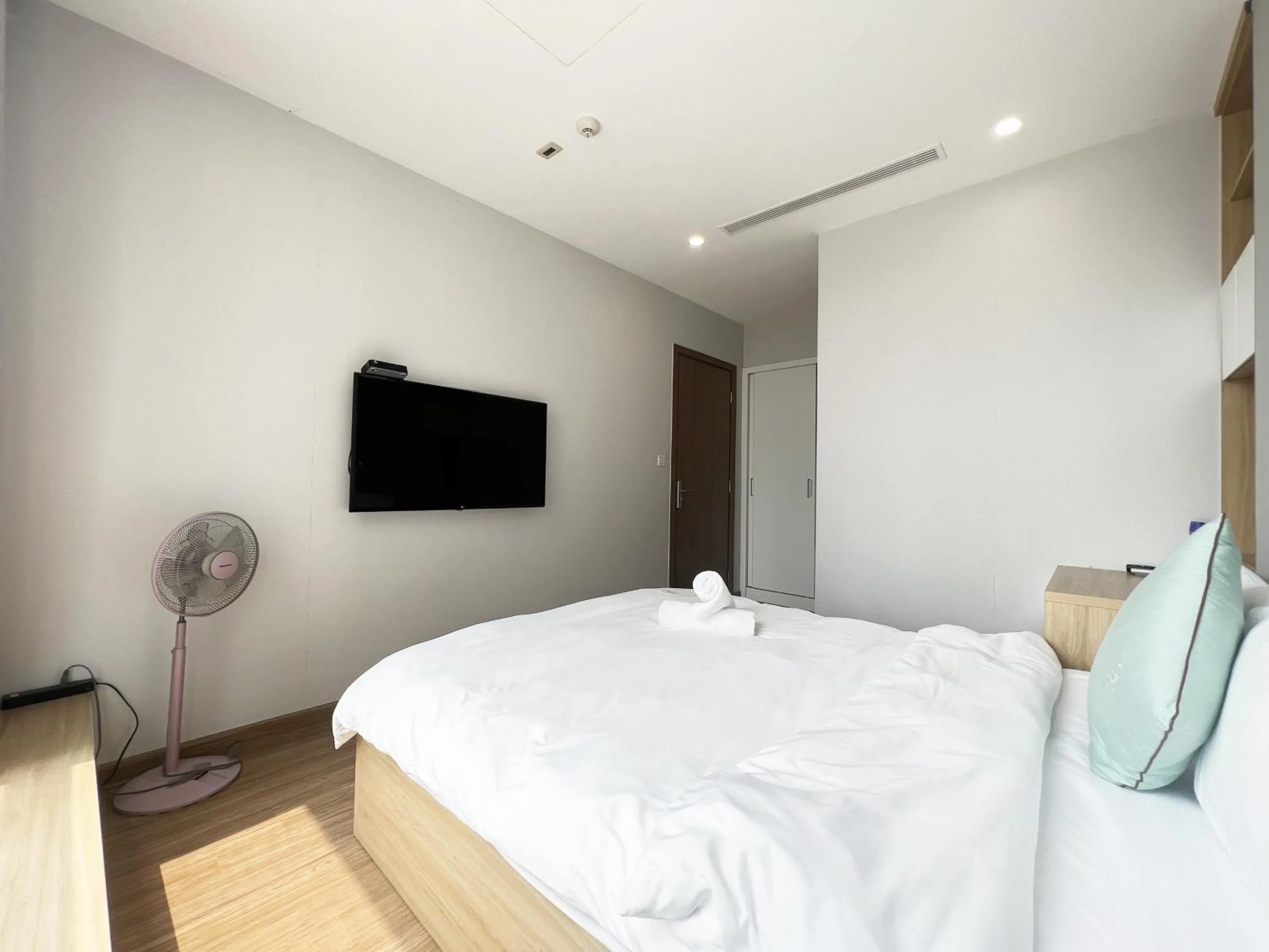 Bed in Luxury Apartment Vinhomes Skylake