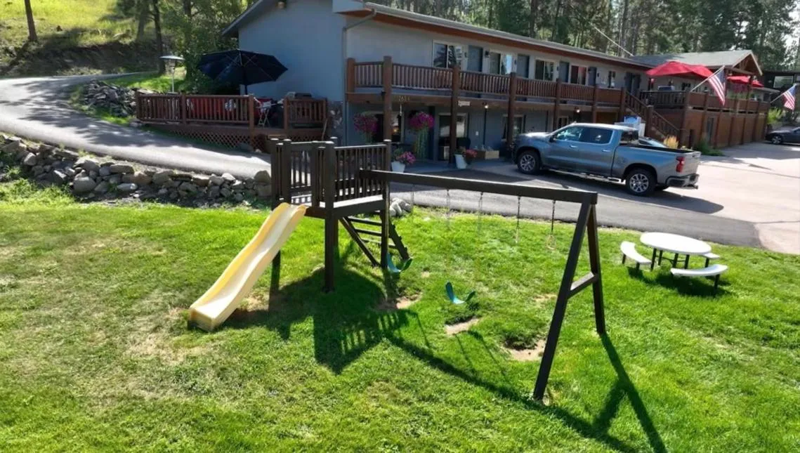 Children play ground in Mountain View Lodge & Cabins