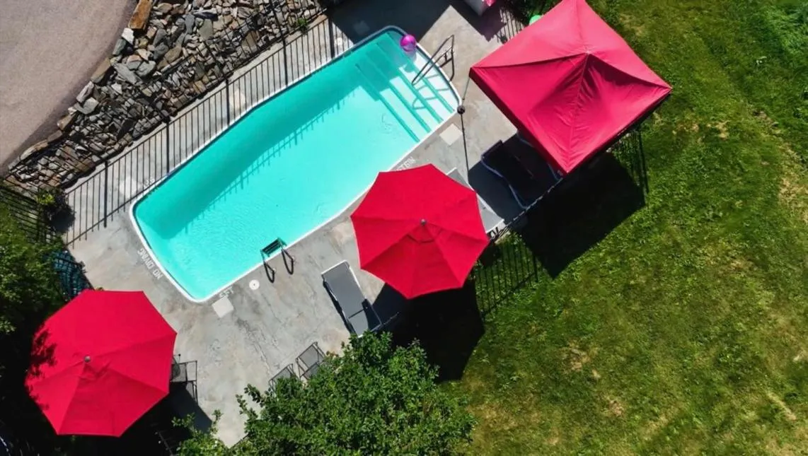Swimming pool in Mountain View Lodge & Cabins
