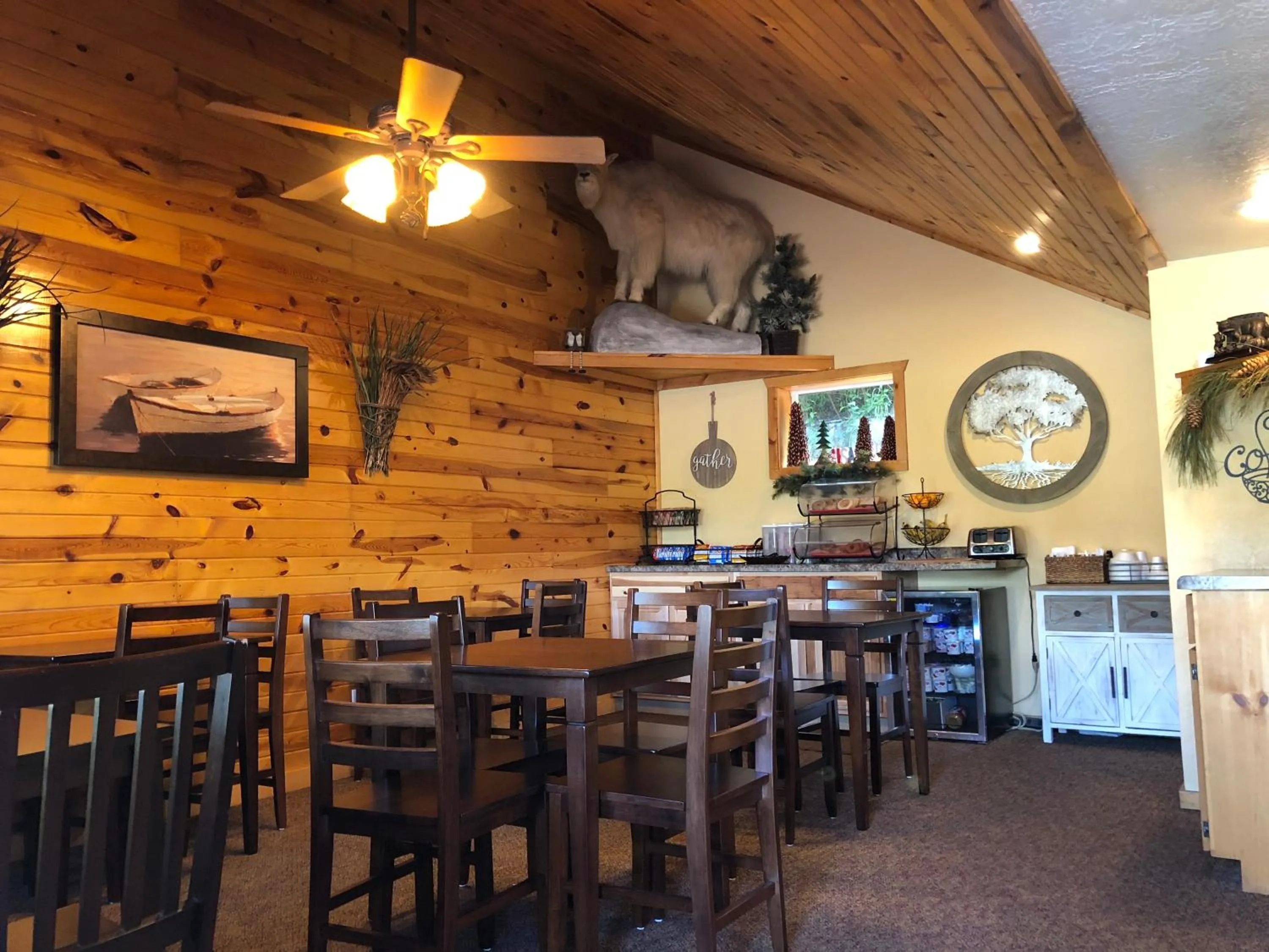 Breakfast in Mountain View Lodge & Cabins