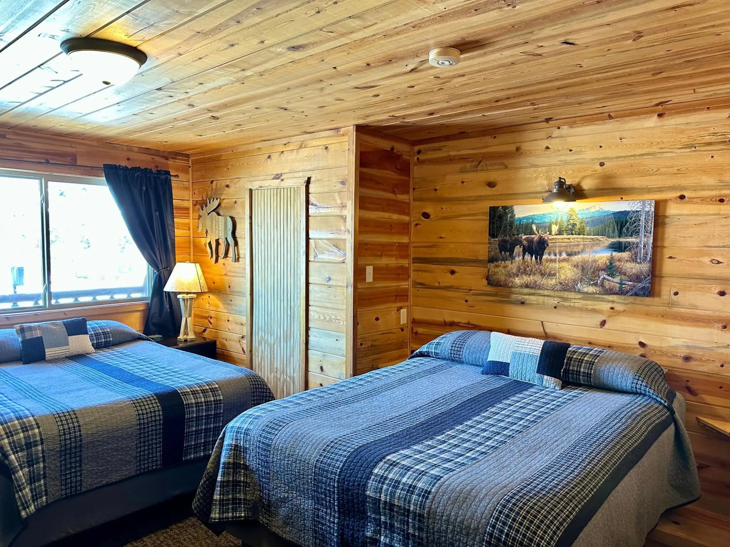 Queen Room with Two Queen Beds in Mountain View Lodge & Cabins Queen Room with Two Queen Beds in Mountain View Lodge & Cabins