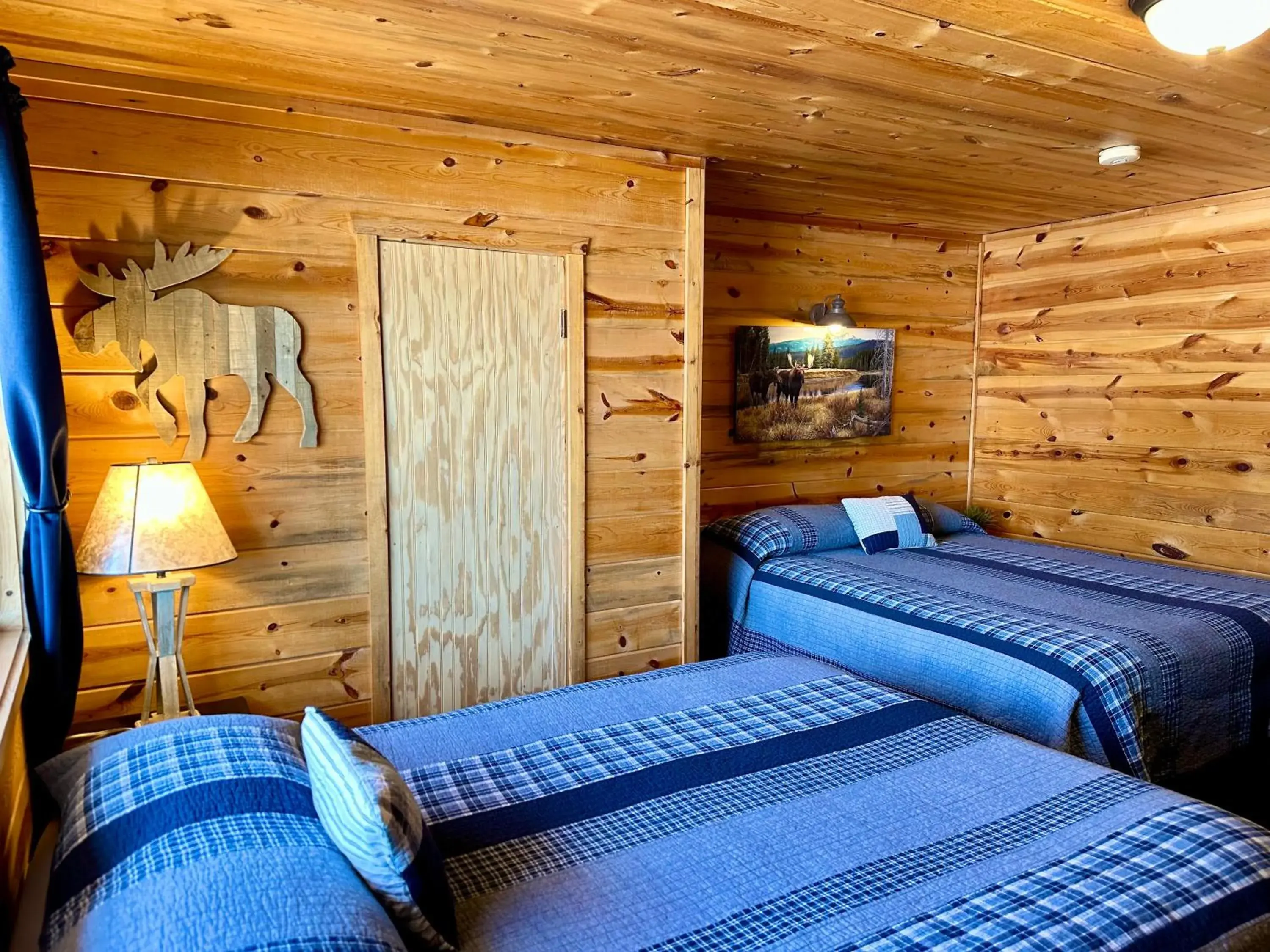 Queen Room with Two Queen Beds in Mountain View Lodge & Cabins Queen Room with Two Queen Beds in Mountain View Lodge & Cabins