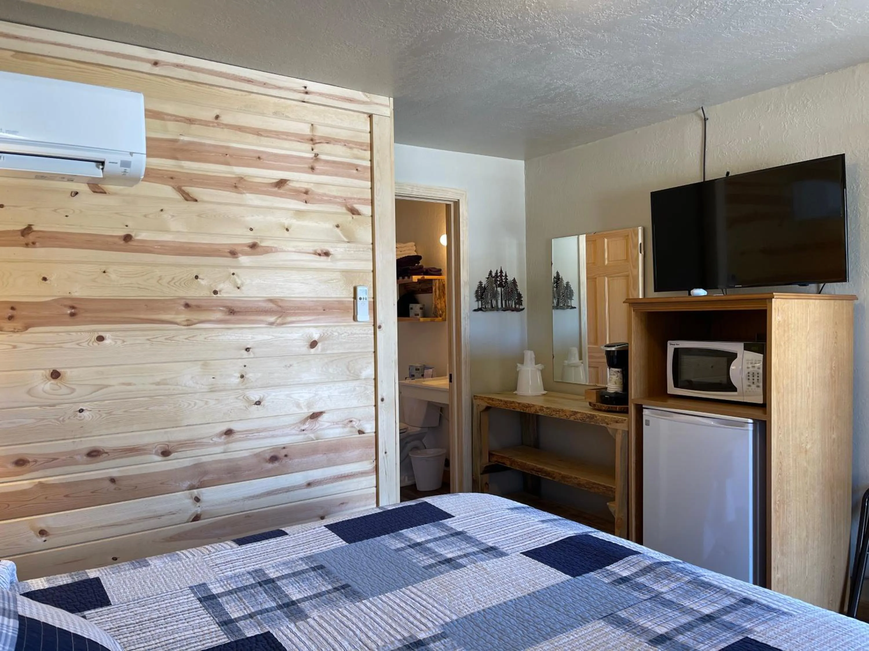 Photo of the whole room, Bed in Mountain View Lodge & Cabins