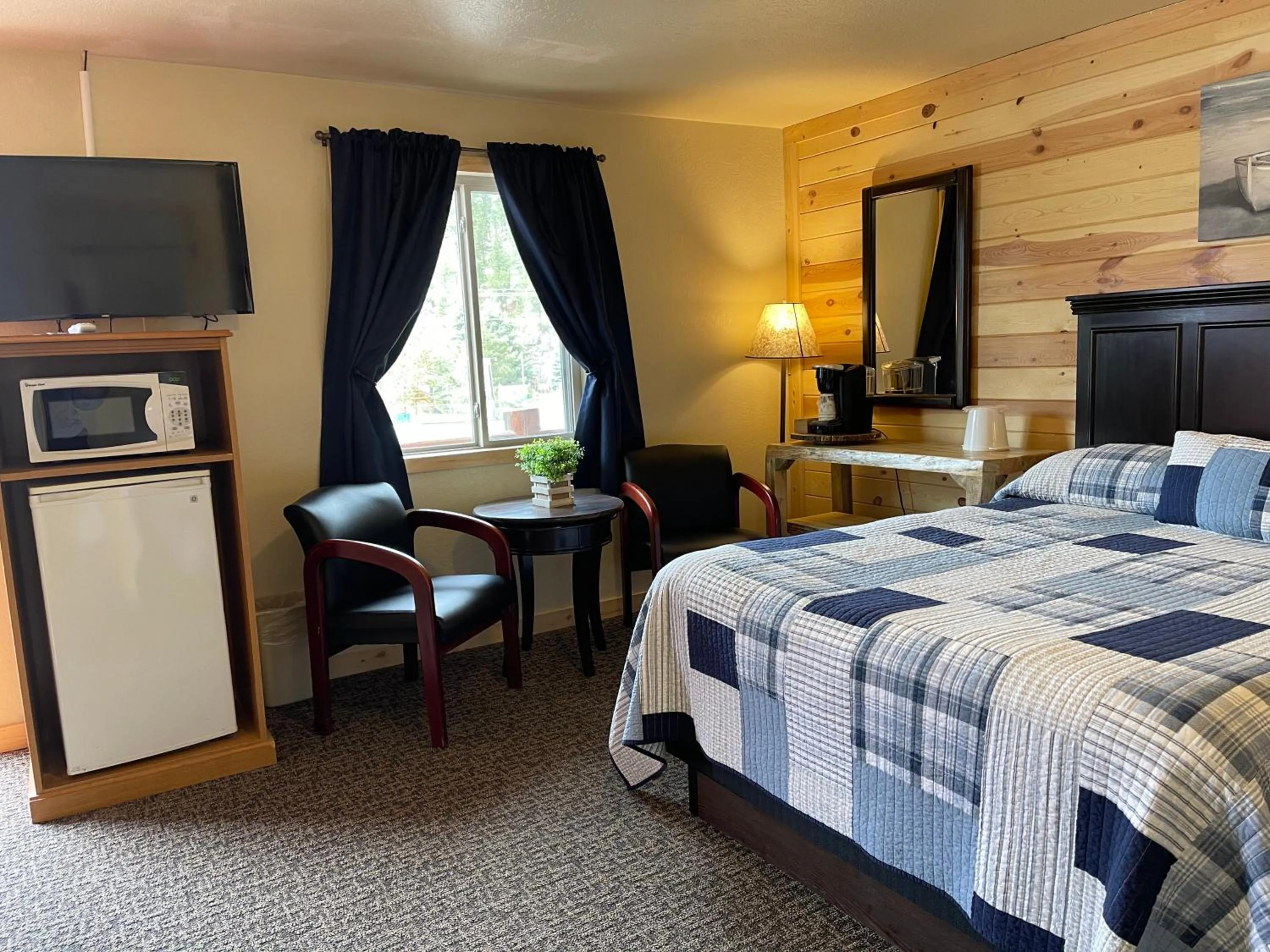 Bed in Mountain View Lodge & Cabins