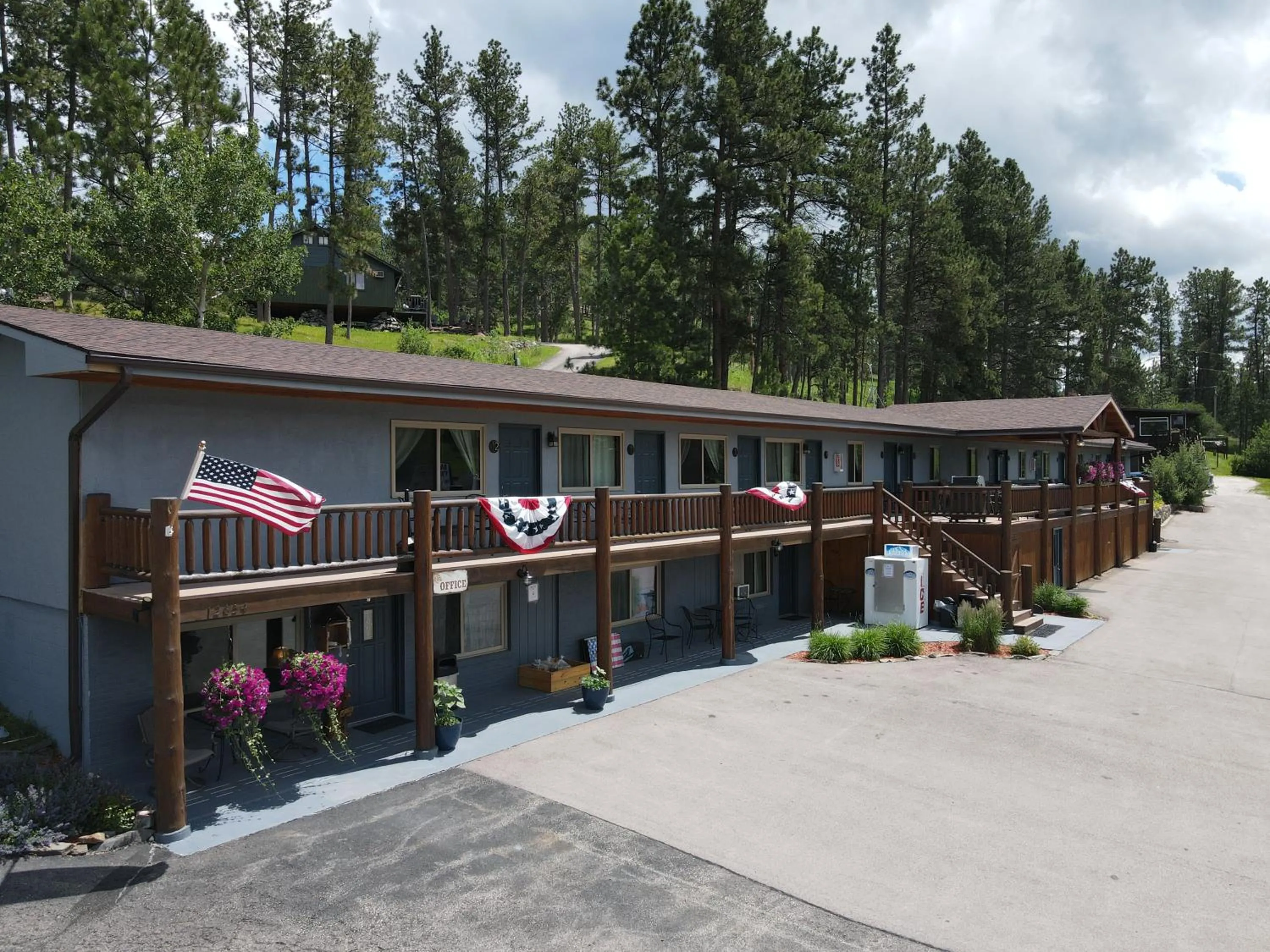 Property building in Mountain View Lodge & Cabins