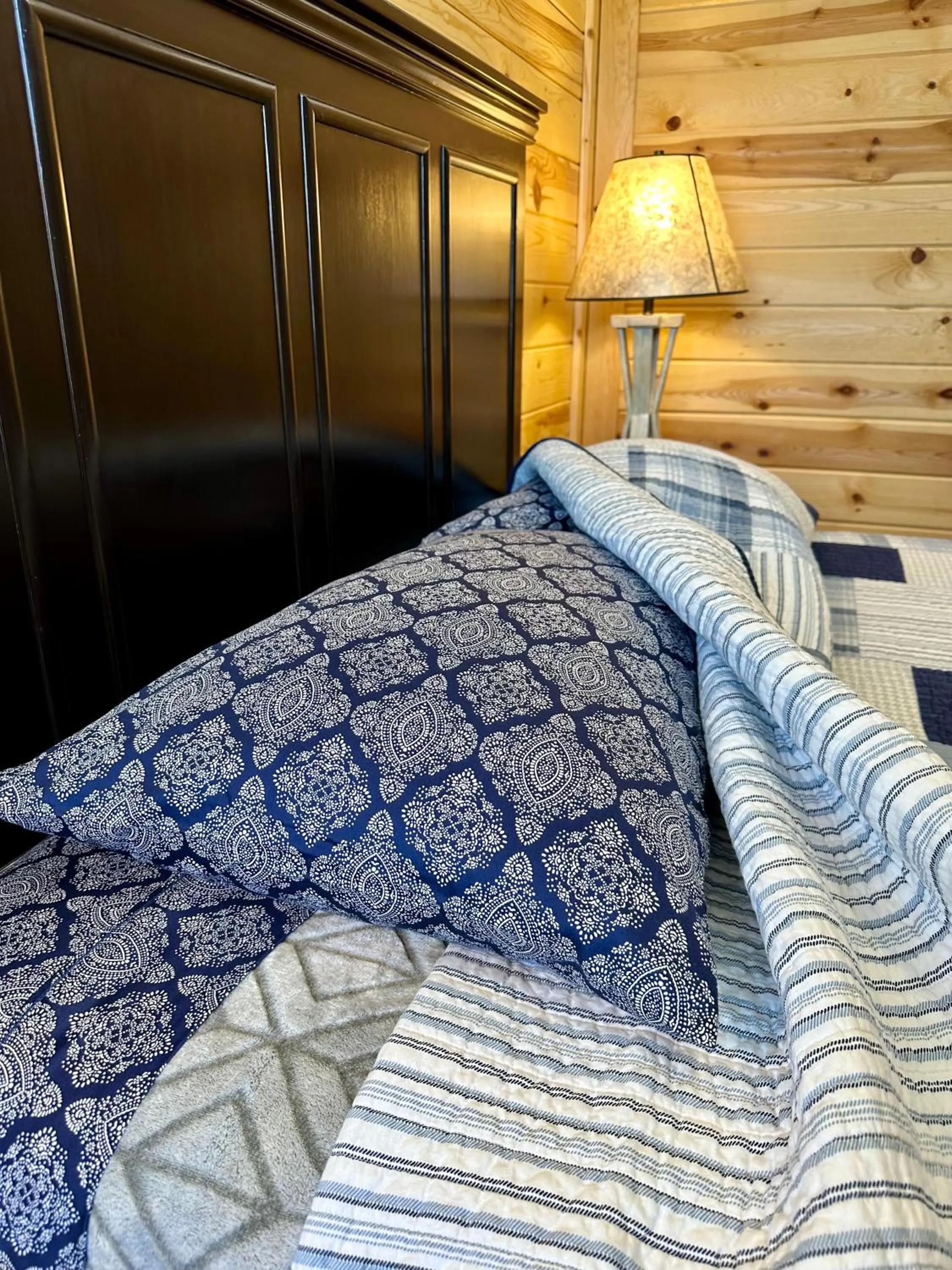 Bed in Mountain View Lodge & Cabins