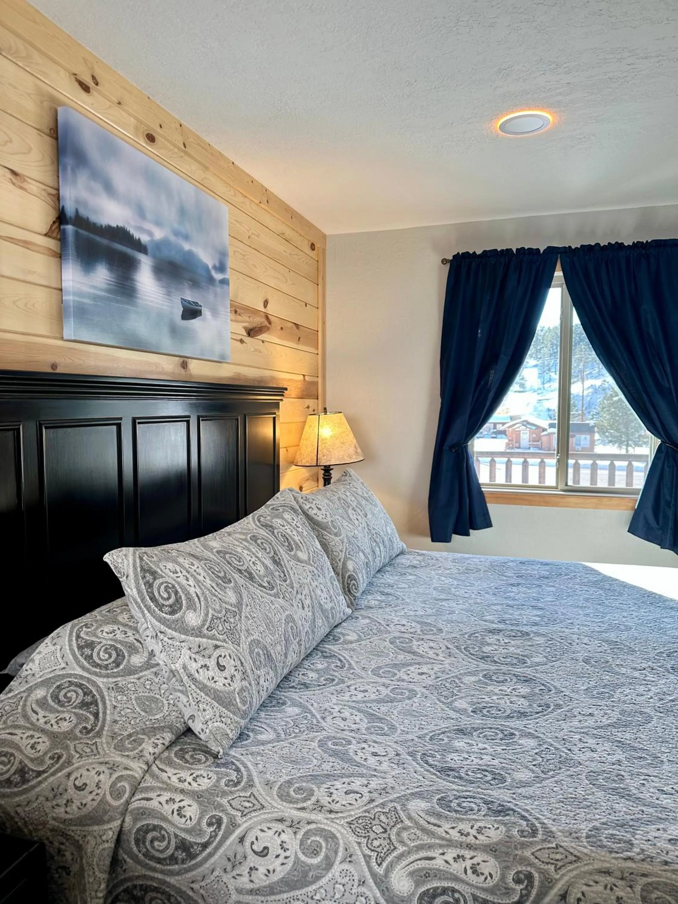 Bed in Mountain View Lodge & Cabins