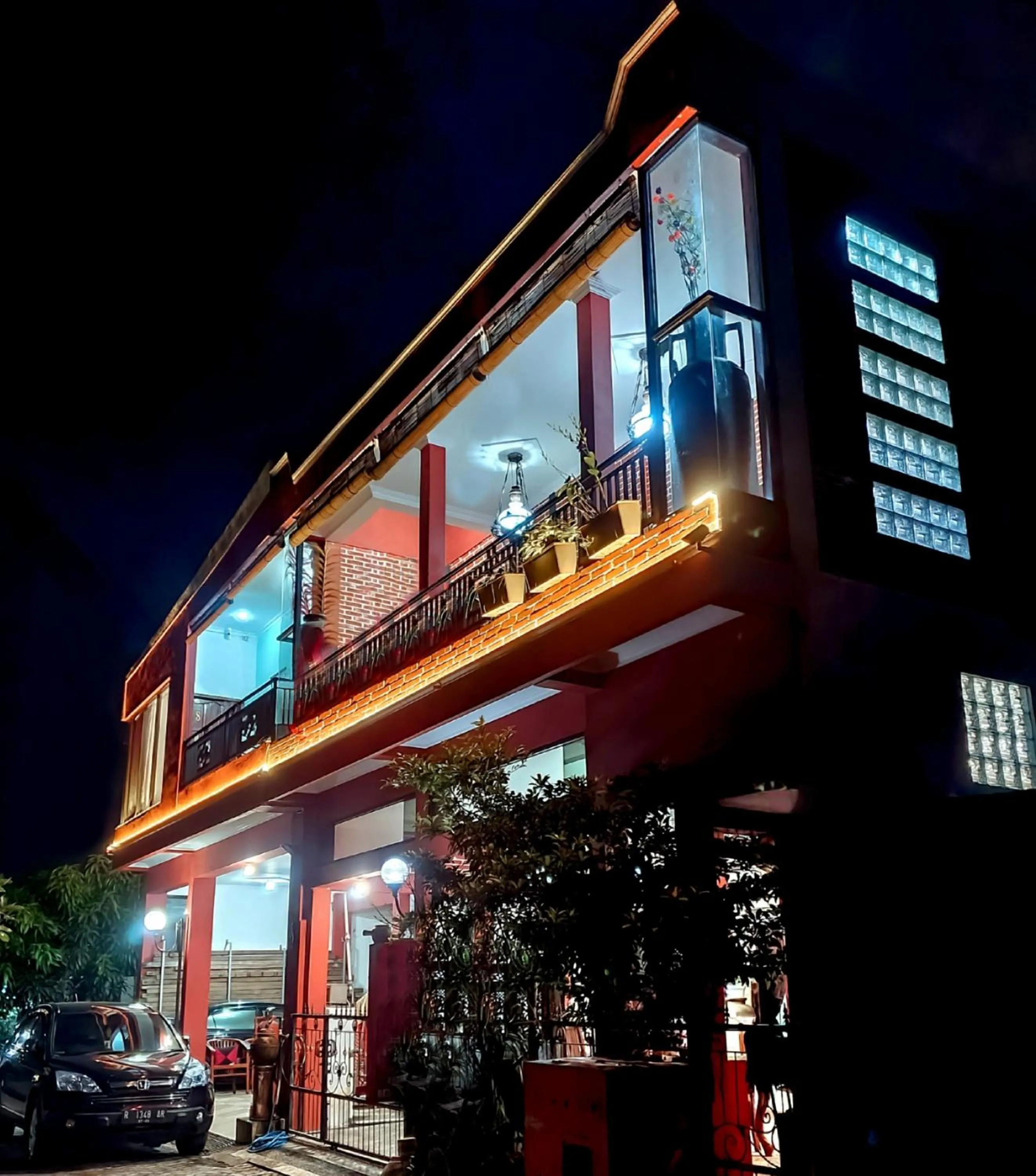 The Homey Rooms and Tours