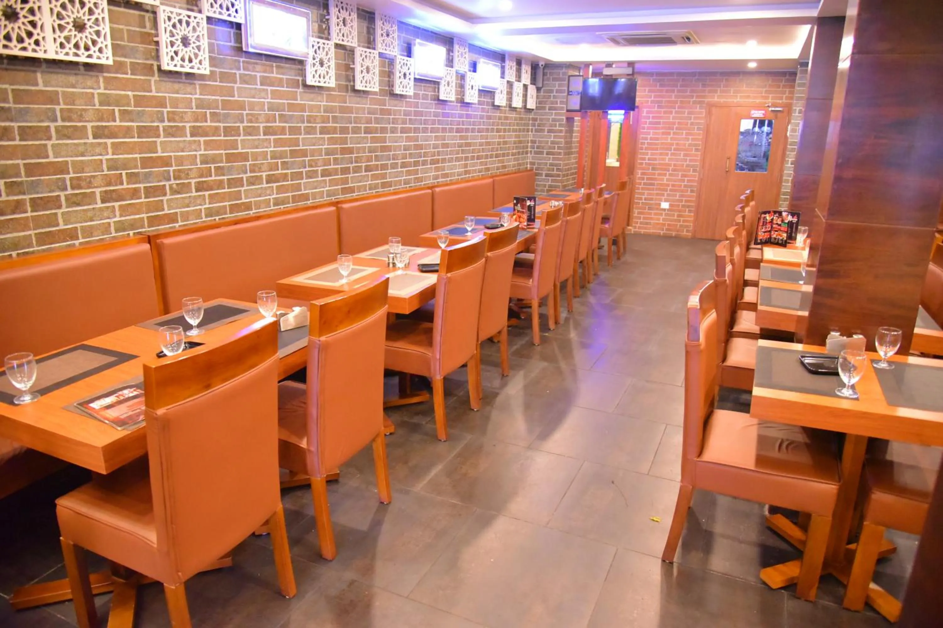 Restaurant/places to eat in Hotel White Boutique