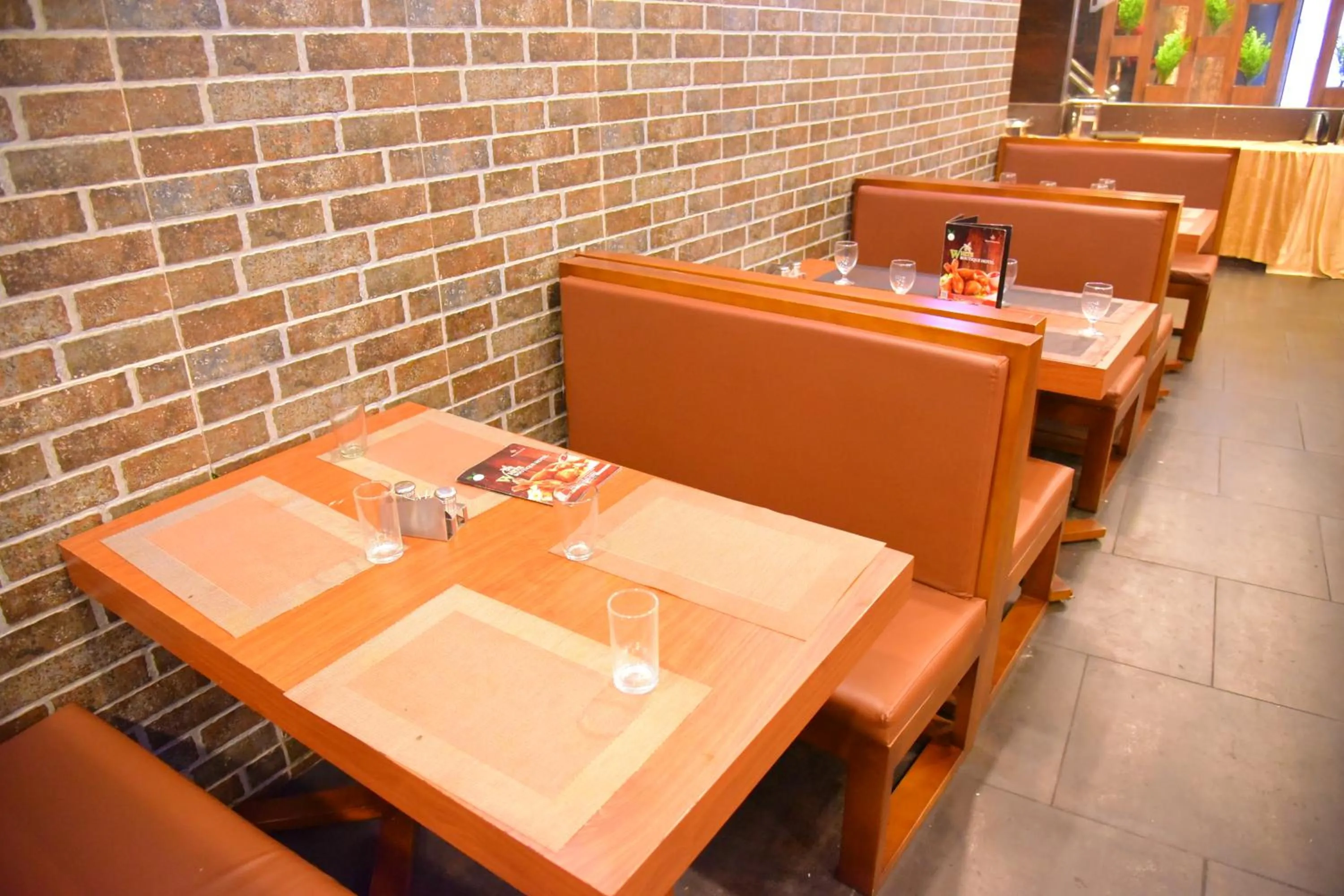 Restaurant/places to eat in Hotel White Boutique