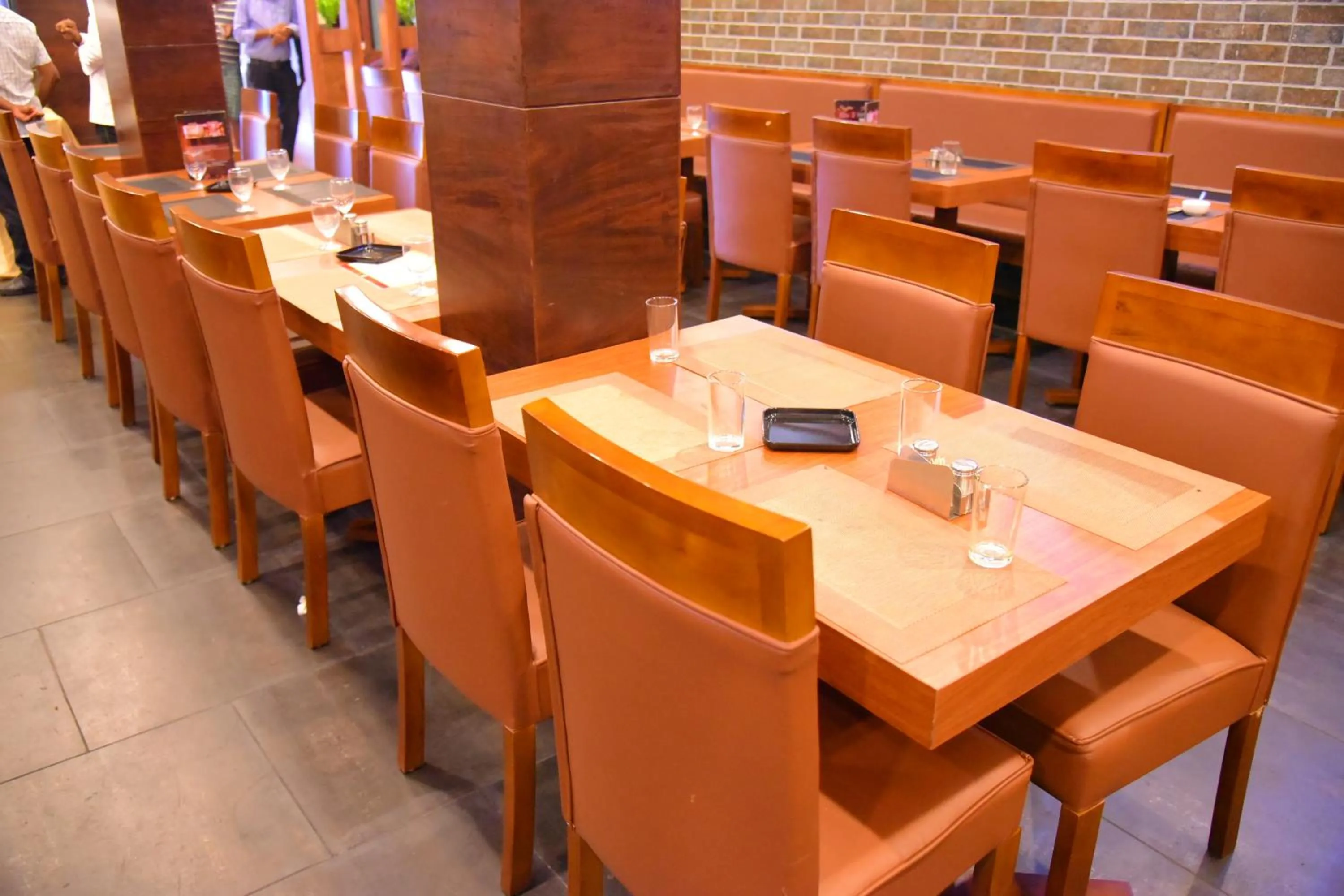 Restaurant/places to eat in Hotel White Boutique