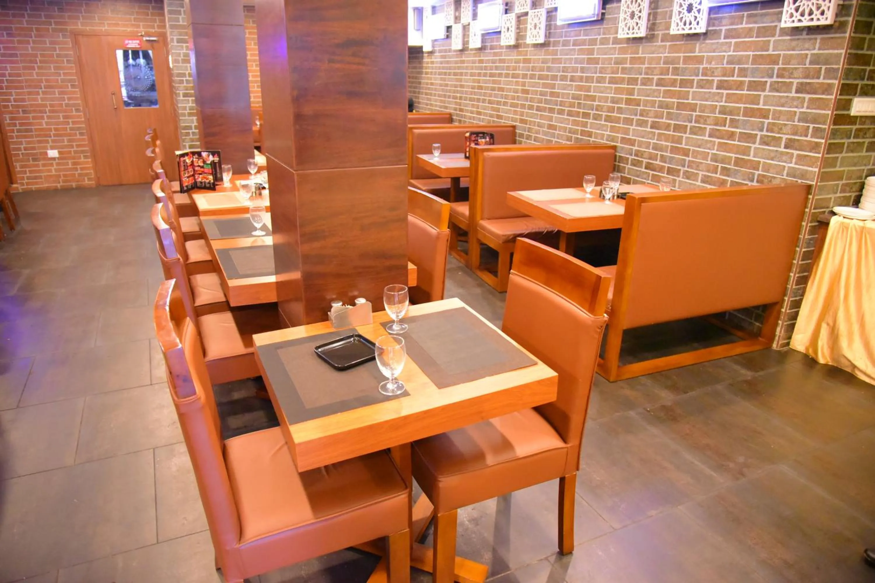 Restaurant/places to eat in Hotel White Boutique