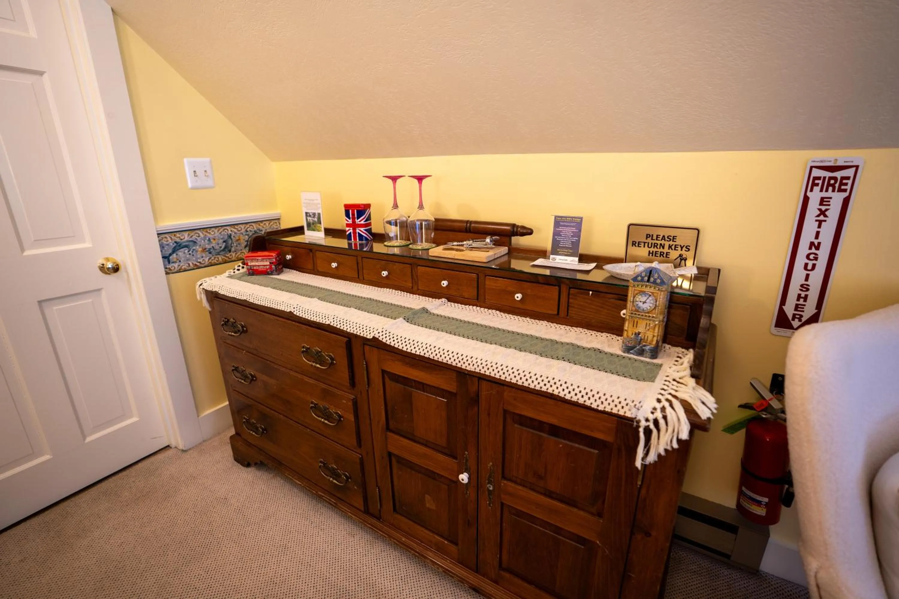 Family Room with Bathroom in Admiral Peary Inn