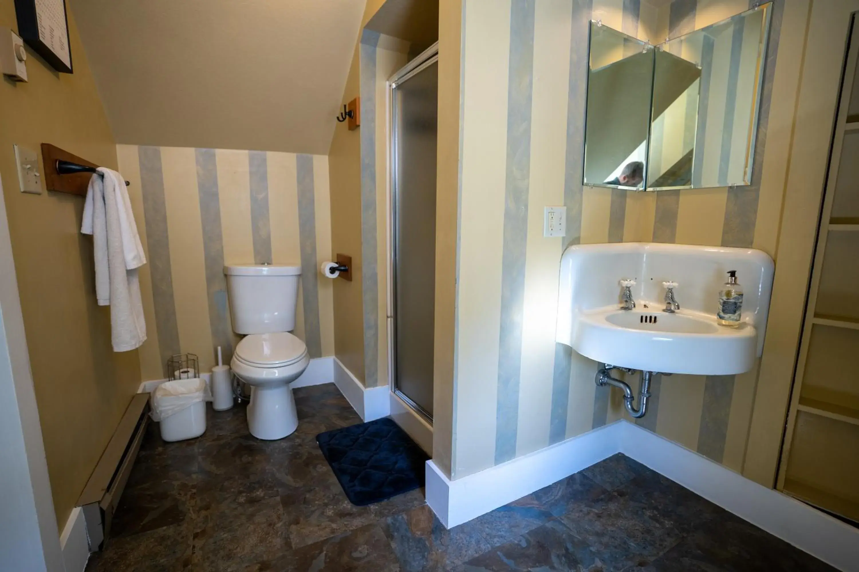 Family Room with Bathroom in Admiral Peary Inn Family Room with Bathroom in Admiral Peary Inn