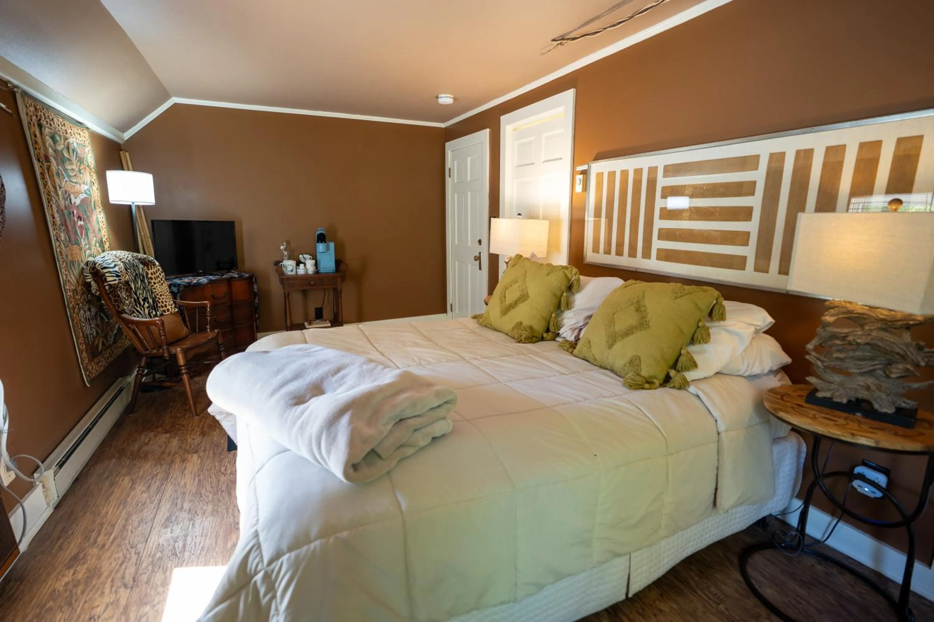 Corner Queen Room in Admiral Peary Inn
