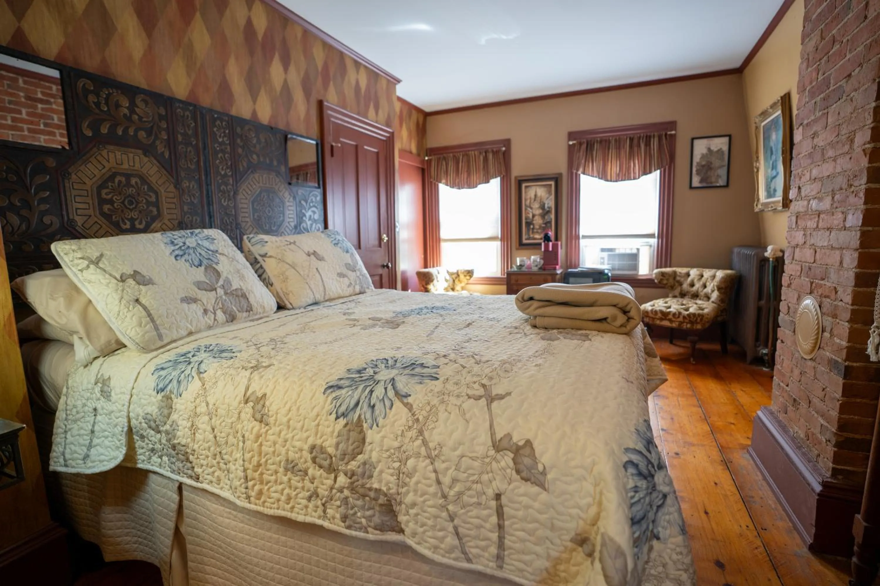 Deluxe Queen Suite in Admiral Peary Inn
