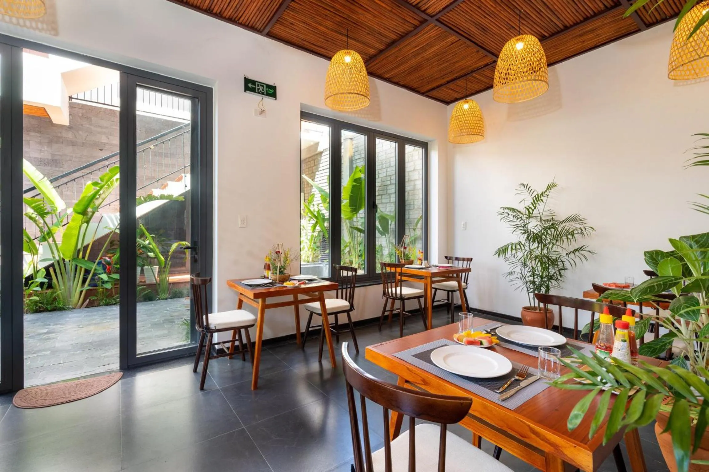 Restaurant/places to eat in Tropical Home Villa