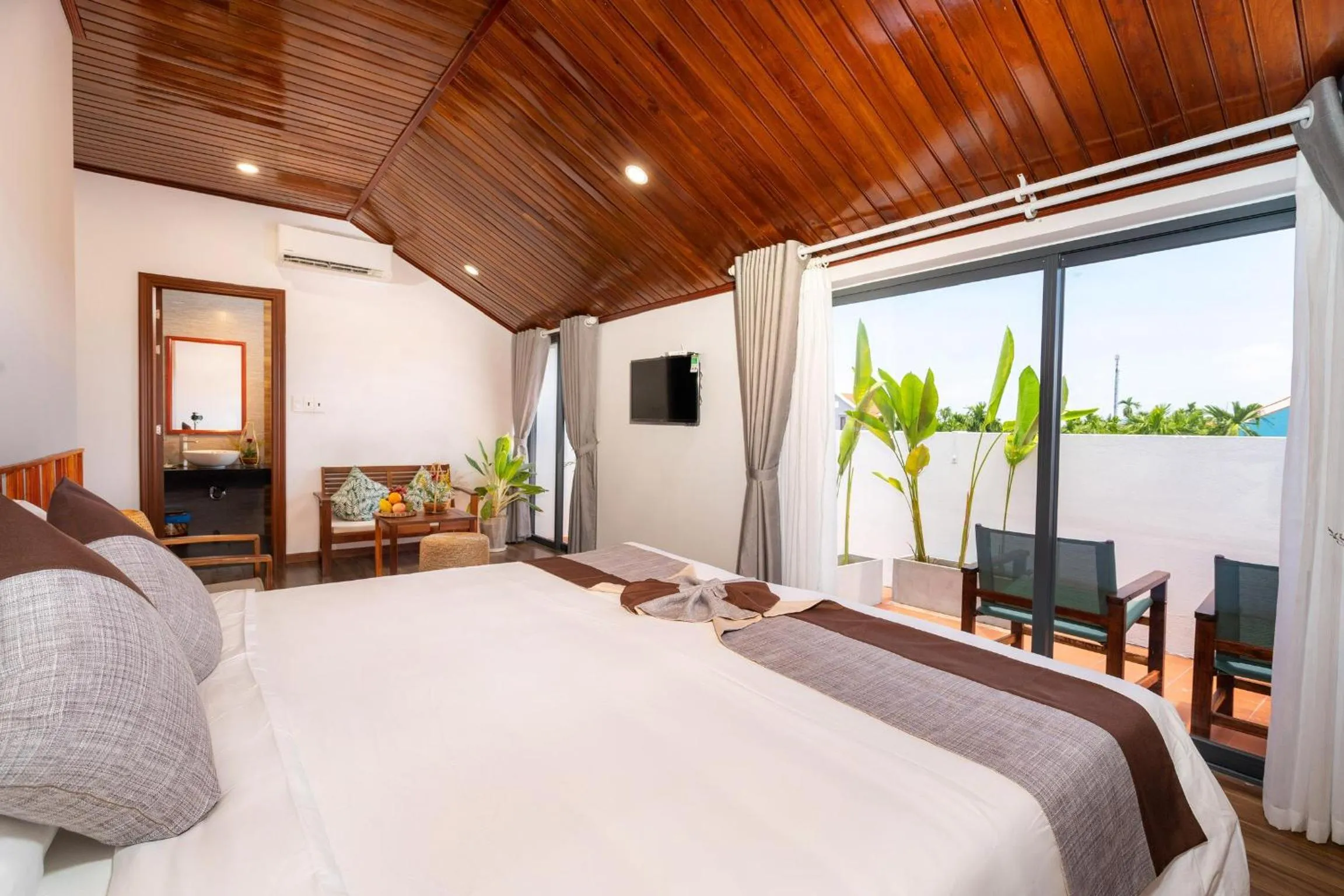 Bed in Tropical Home Villa