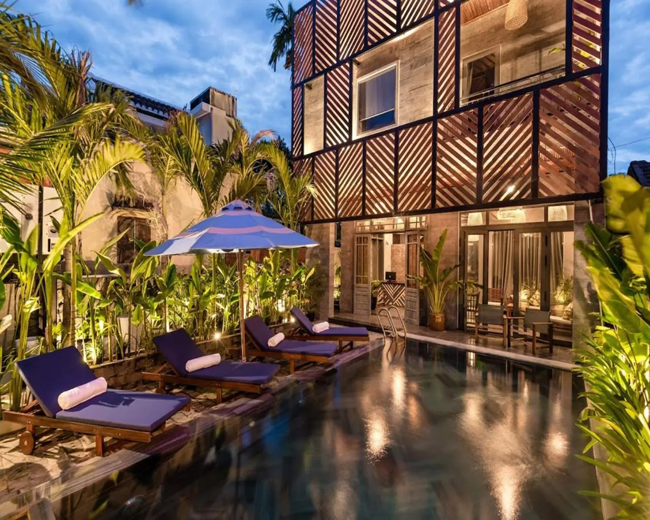 Swimming pool in Tropical Home Villa