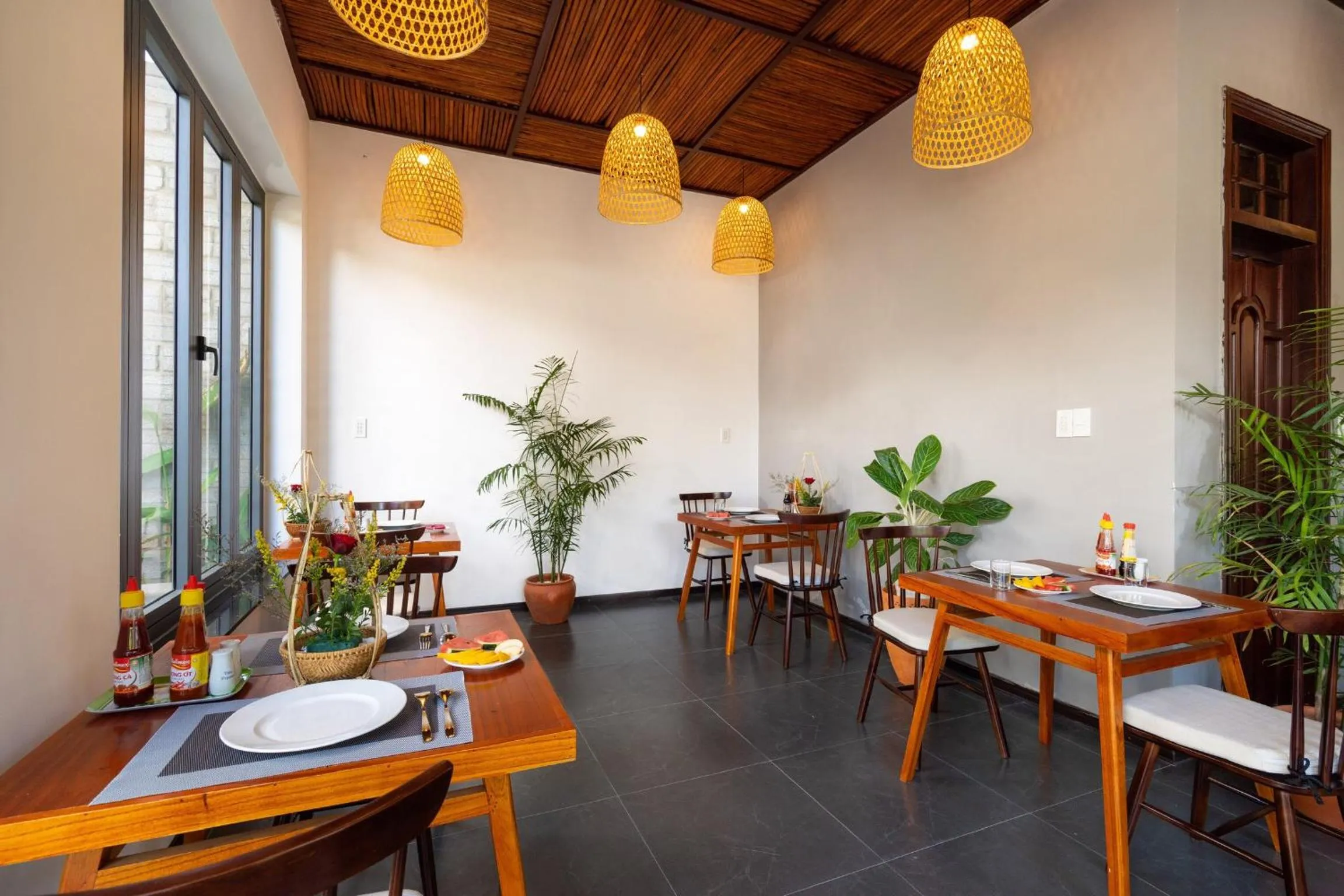 Restaurant/places to eat in Tropical Home Villa