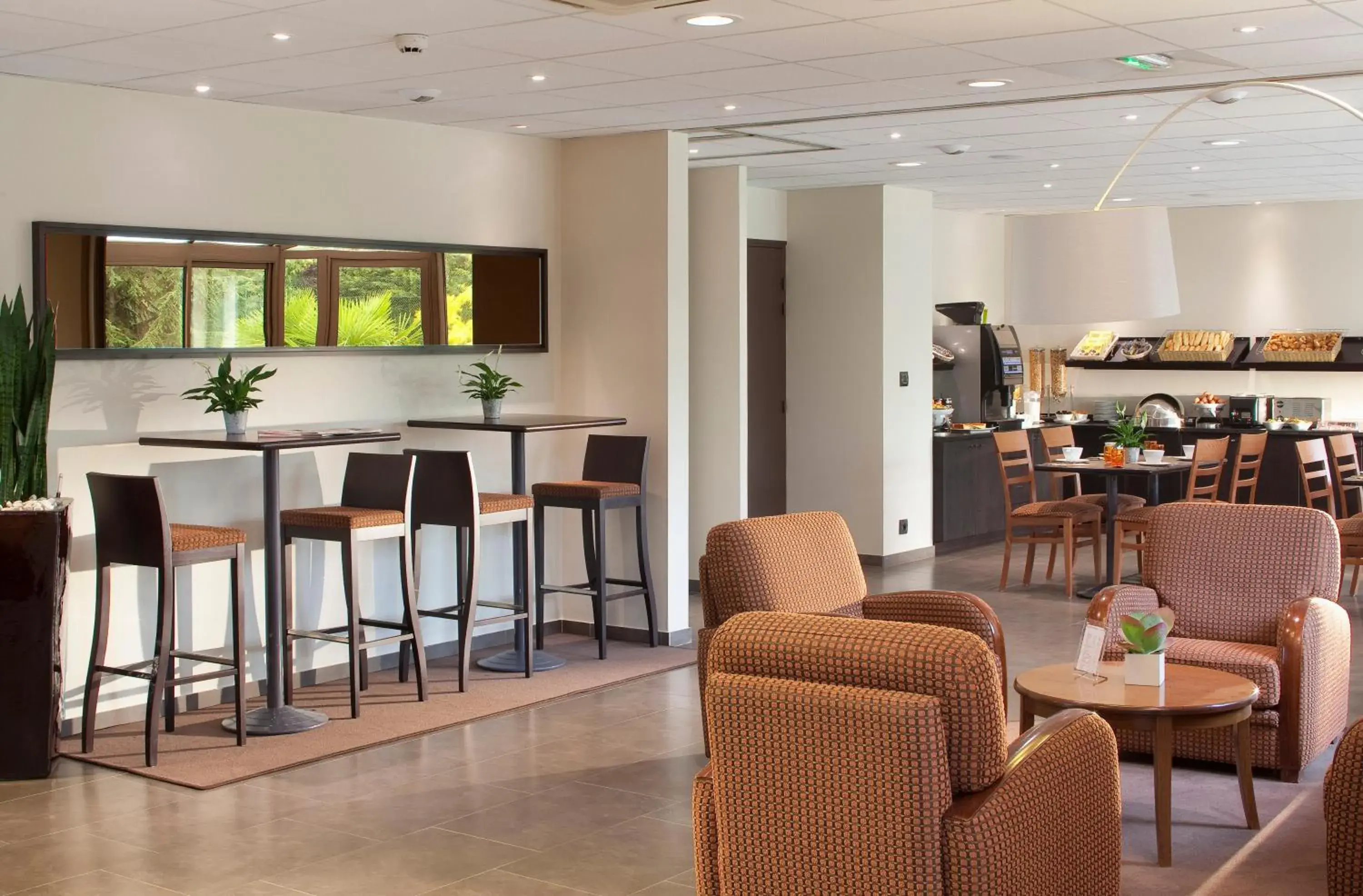 Lounge or bar in Escale Oceania Nantes Aéroport Lounge or bar in Escale Oceania Nantes Aéroport