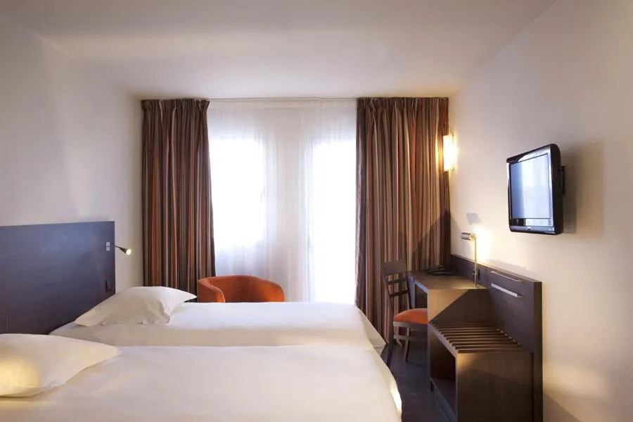 Photo of the whole room, Bed in Escale Oceania Nantes Aéroport