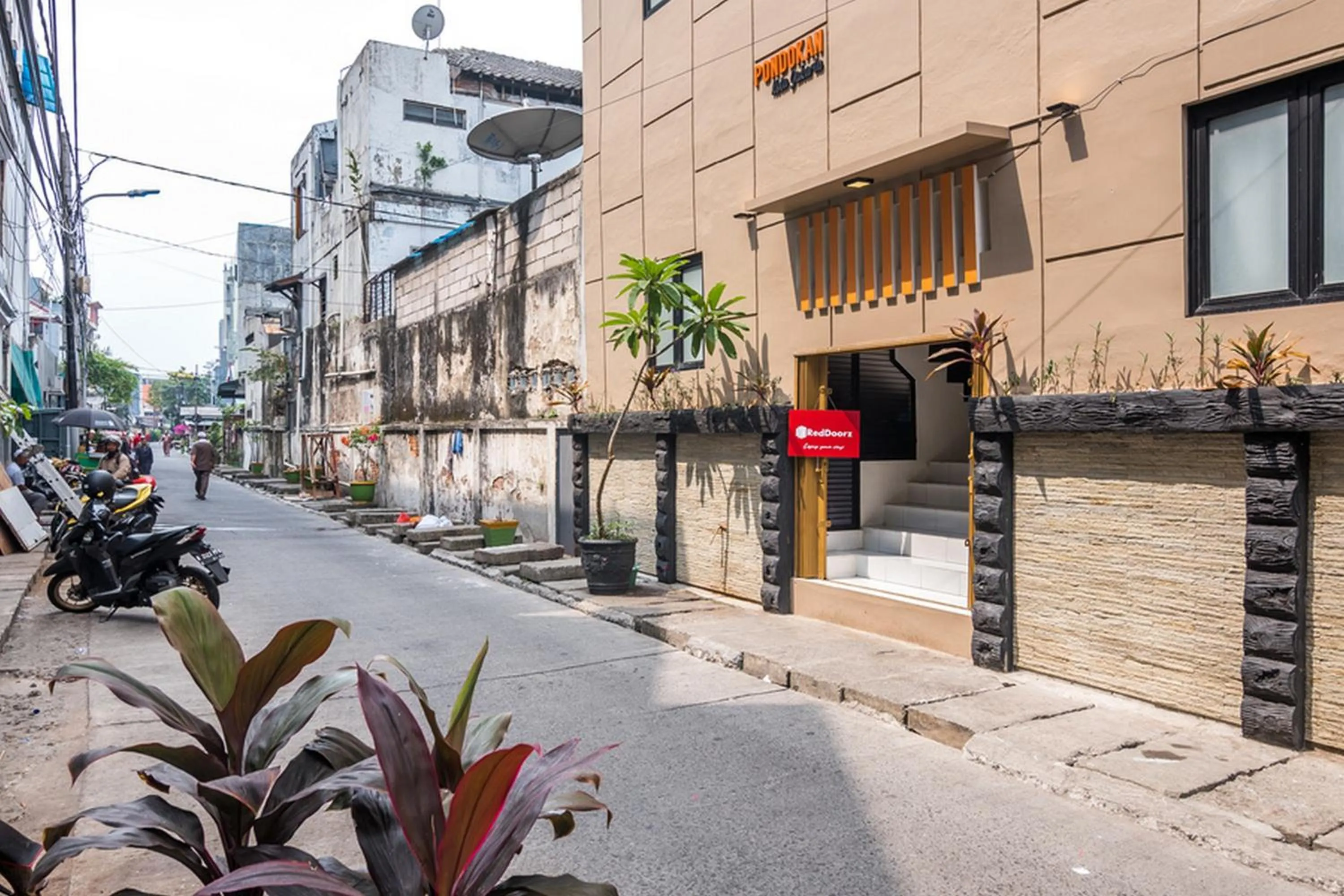 Facade/entrance in RedDoorz Plus near Hayam Wuruk 2