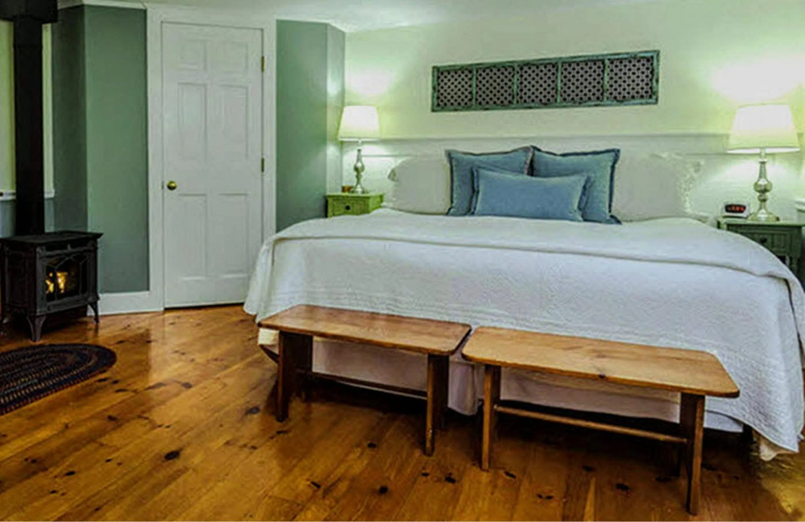 Photo of the whole room, Bed in Elms of Camden