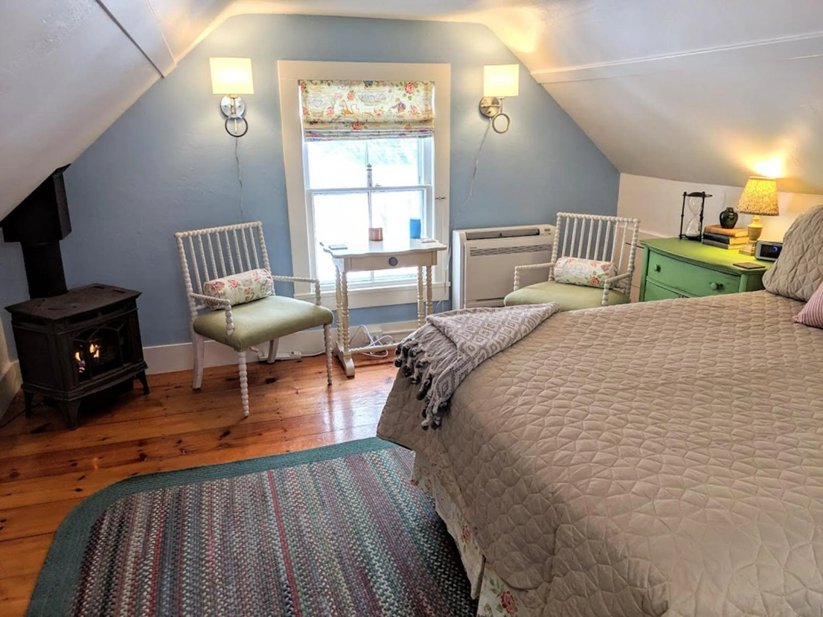 Photo of the whole room, Bed in Elms of Camden