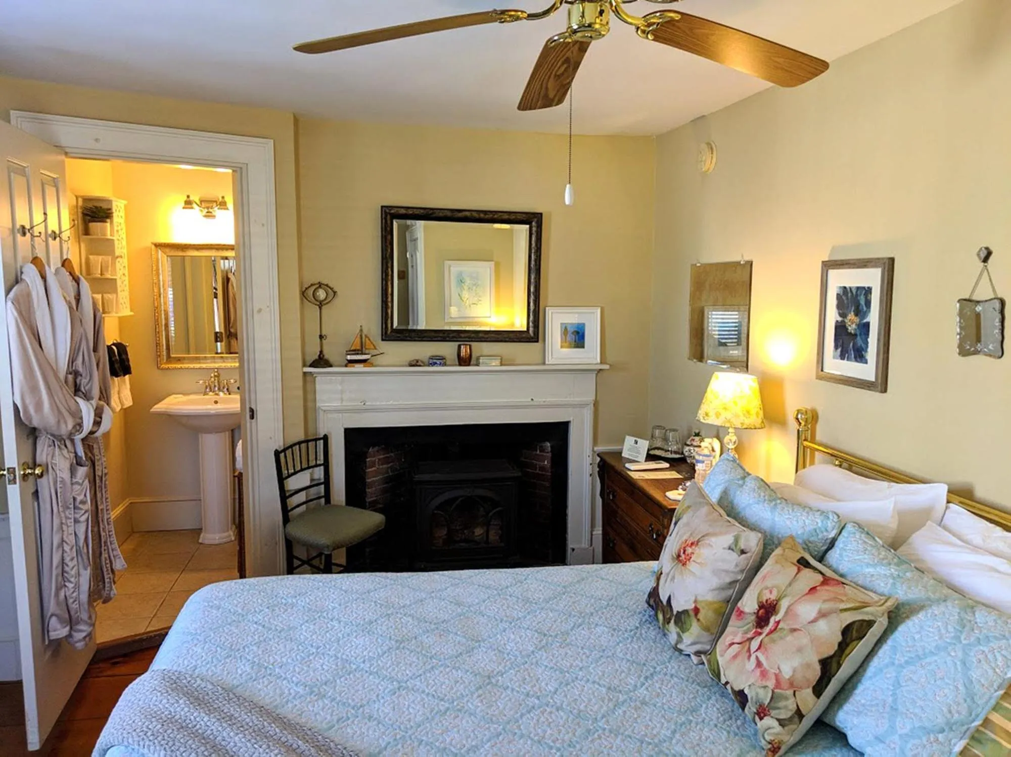 Photo of the whole room, Bed in Elms of Camden