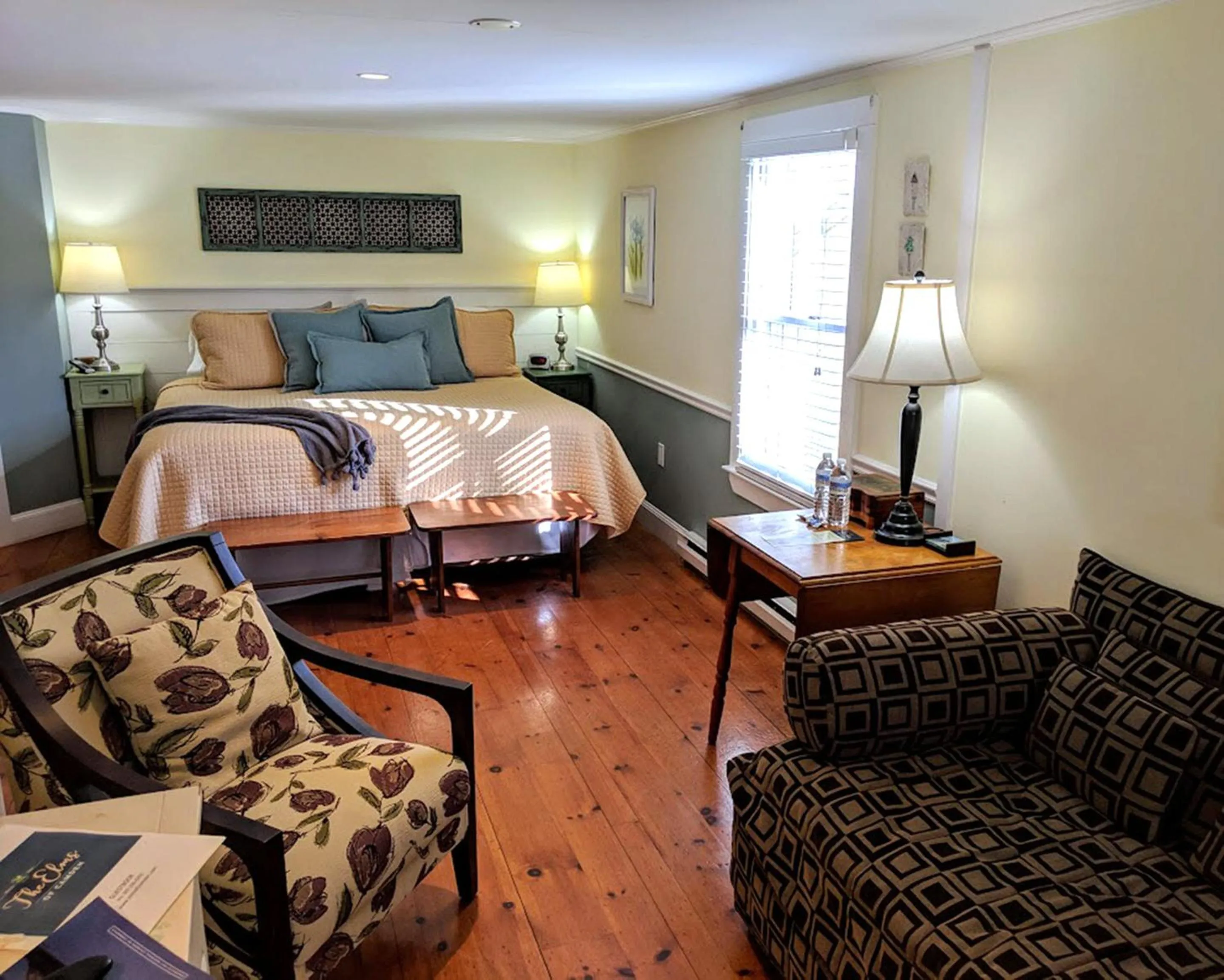 Photo of the whole room, Bed in Elms of Camden