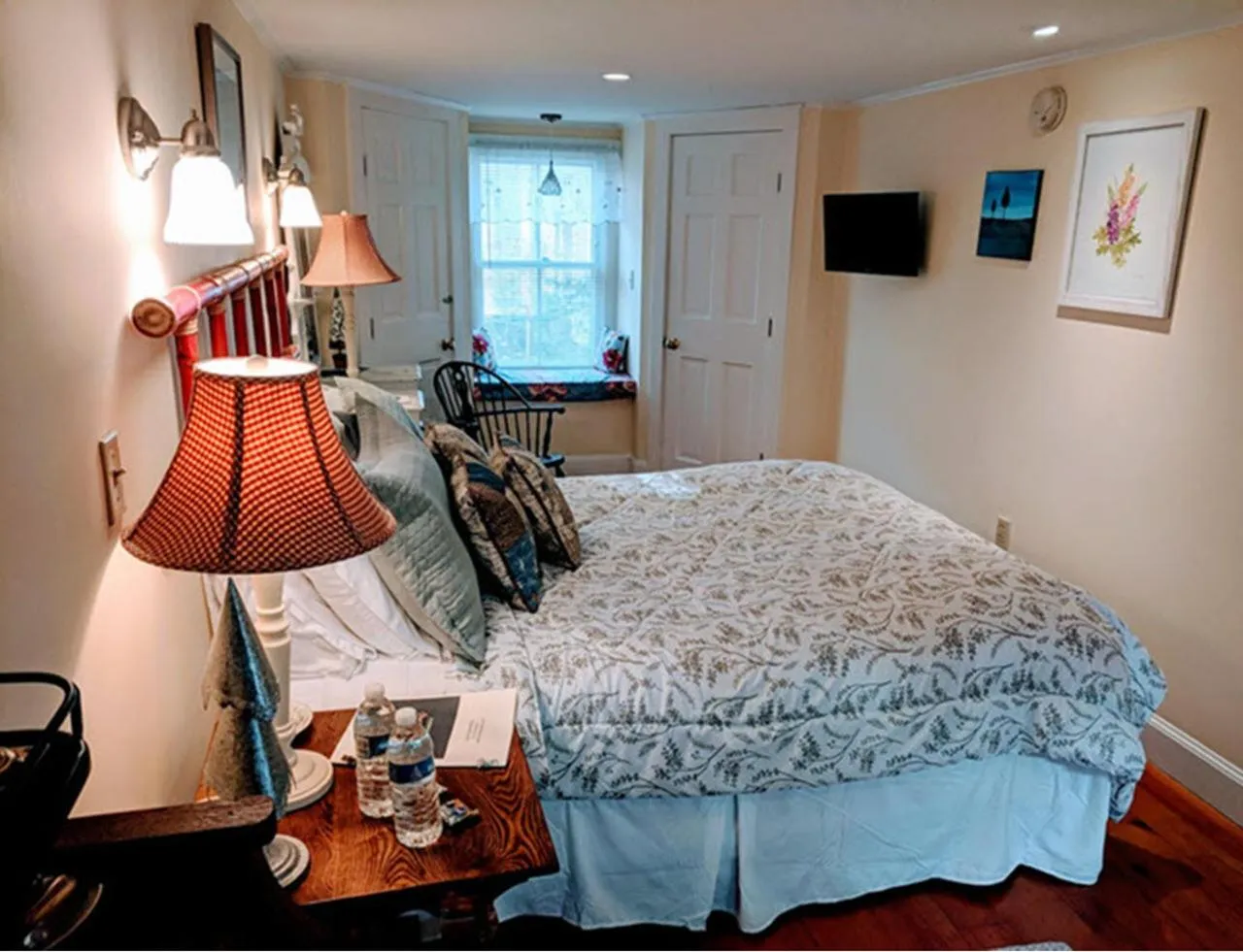 Photo of the whole room, Bed in Elms of Camden