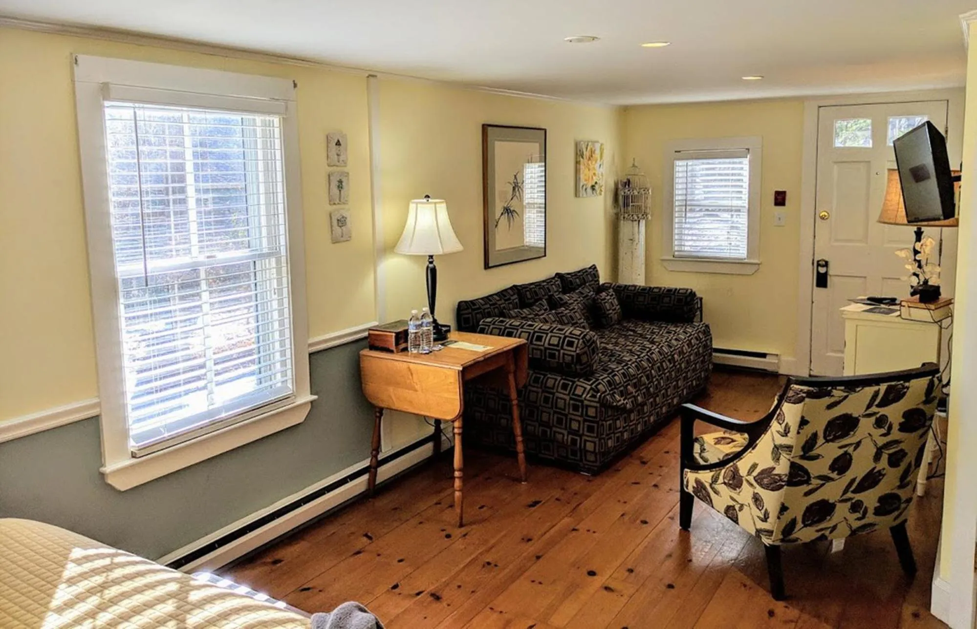 Photo of the whole room in Elms of Camden