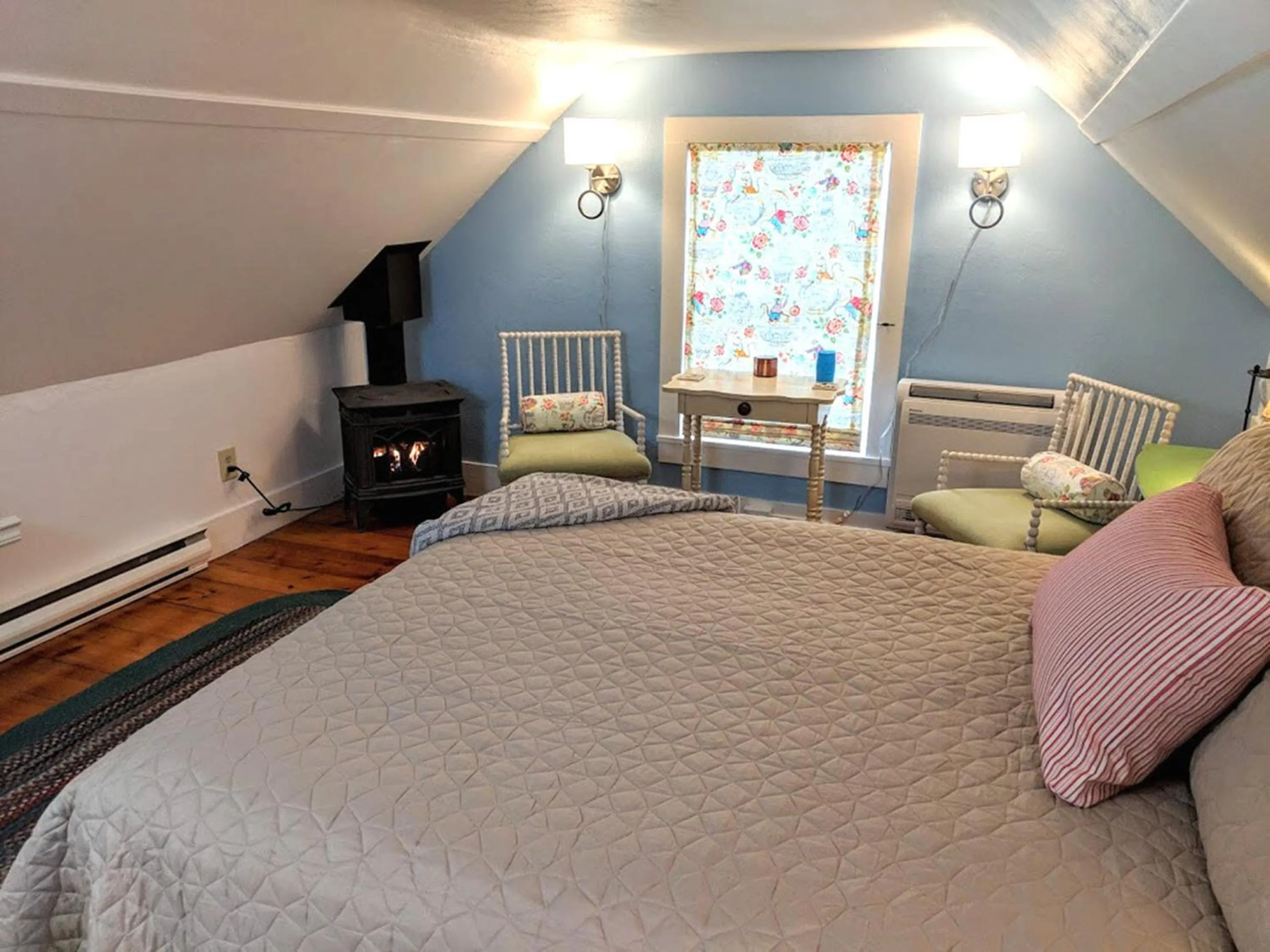 Photo of the whole room, Bed in Elms of Camden