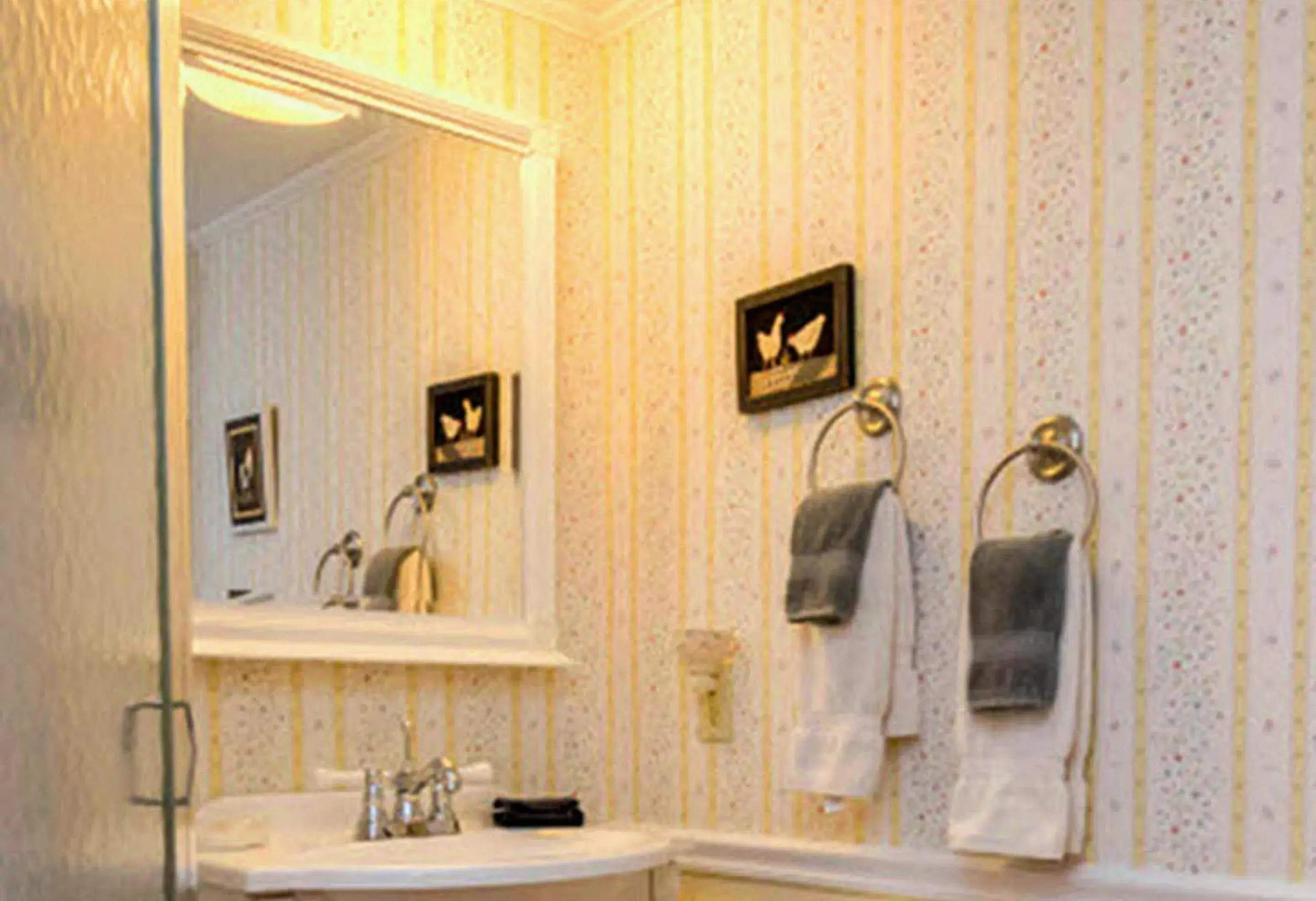 Queen Room - Lupine in Elms of Camden Queen Room - Lupine in Elms of Camden