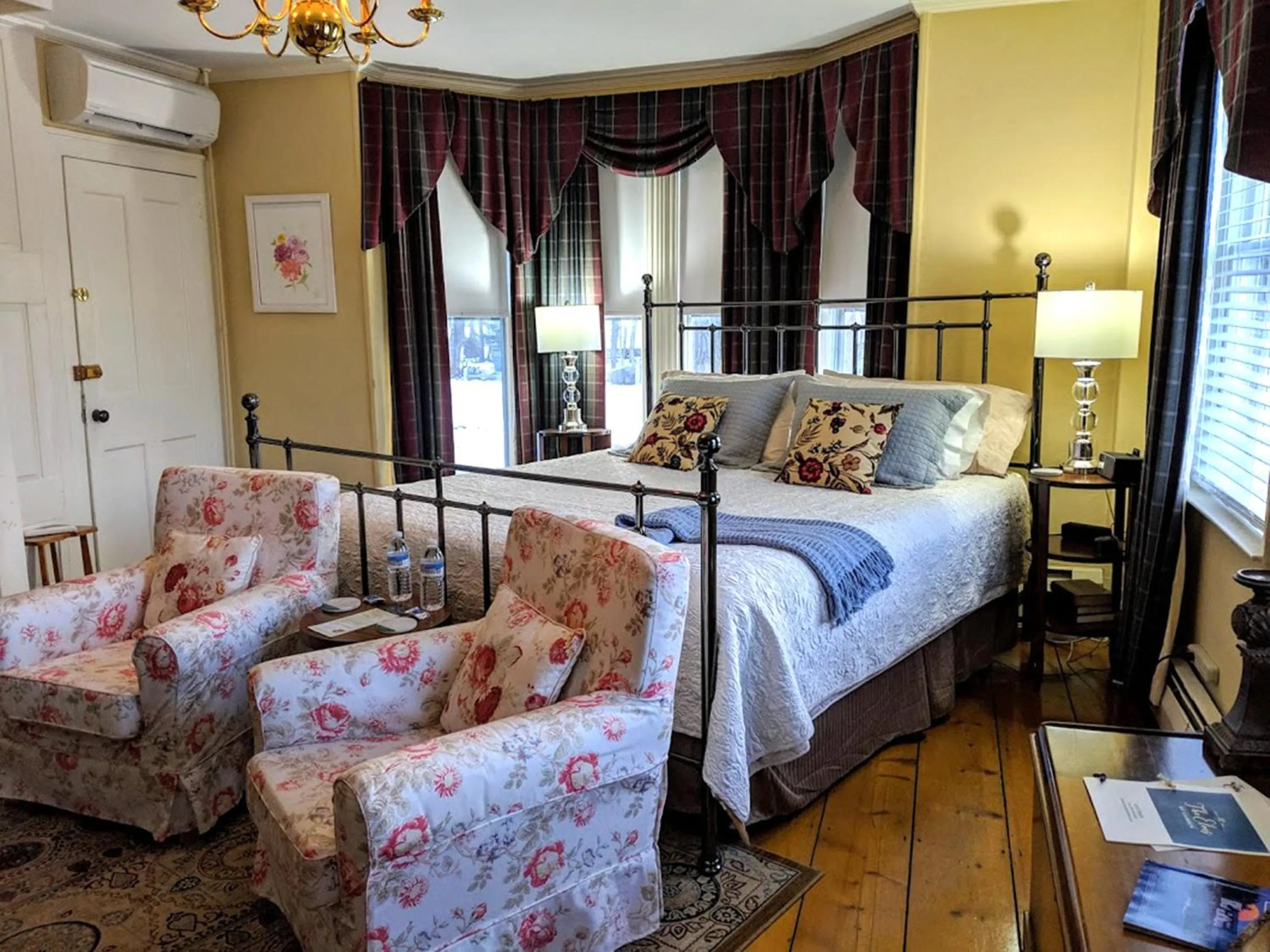 Photo of the whole room, Bed in Elms of Camden