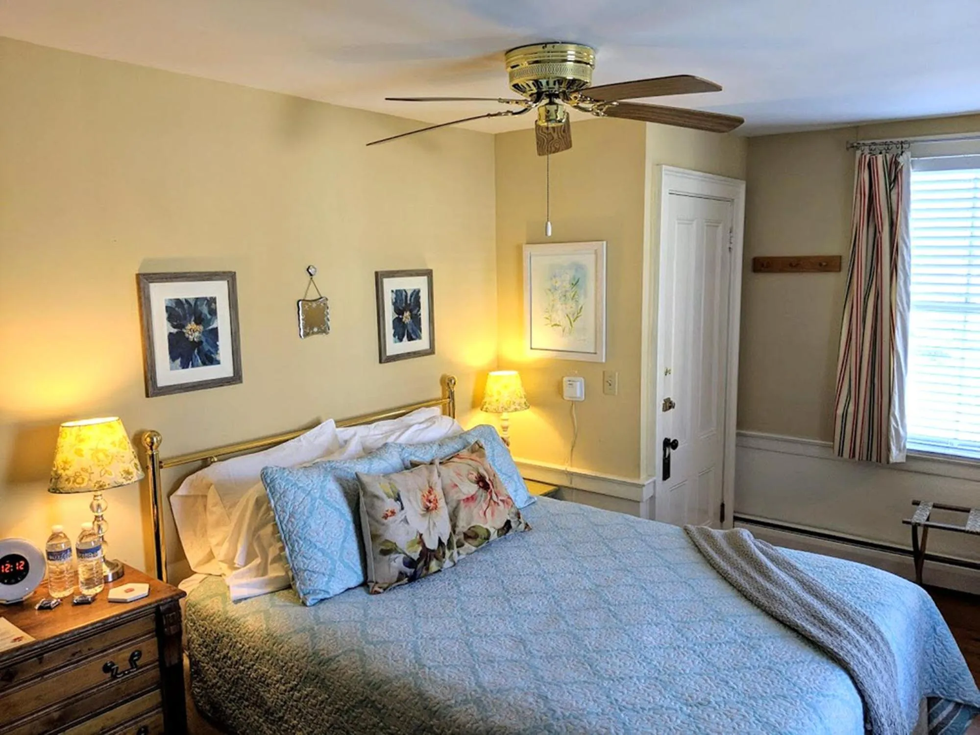 Photo of the whole room, Bed in Elms of Camden