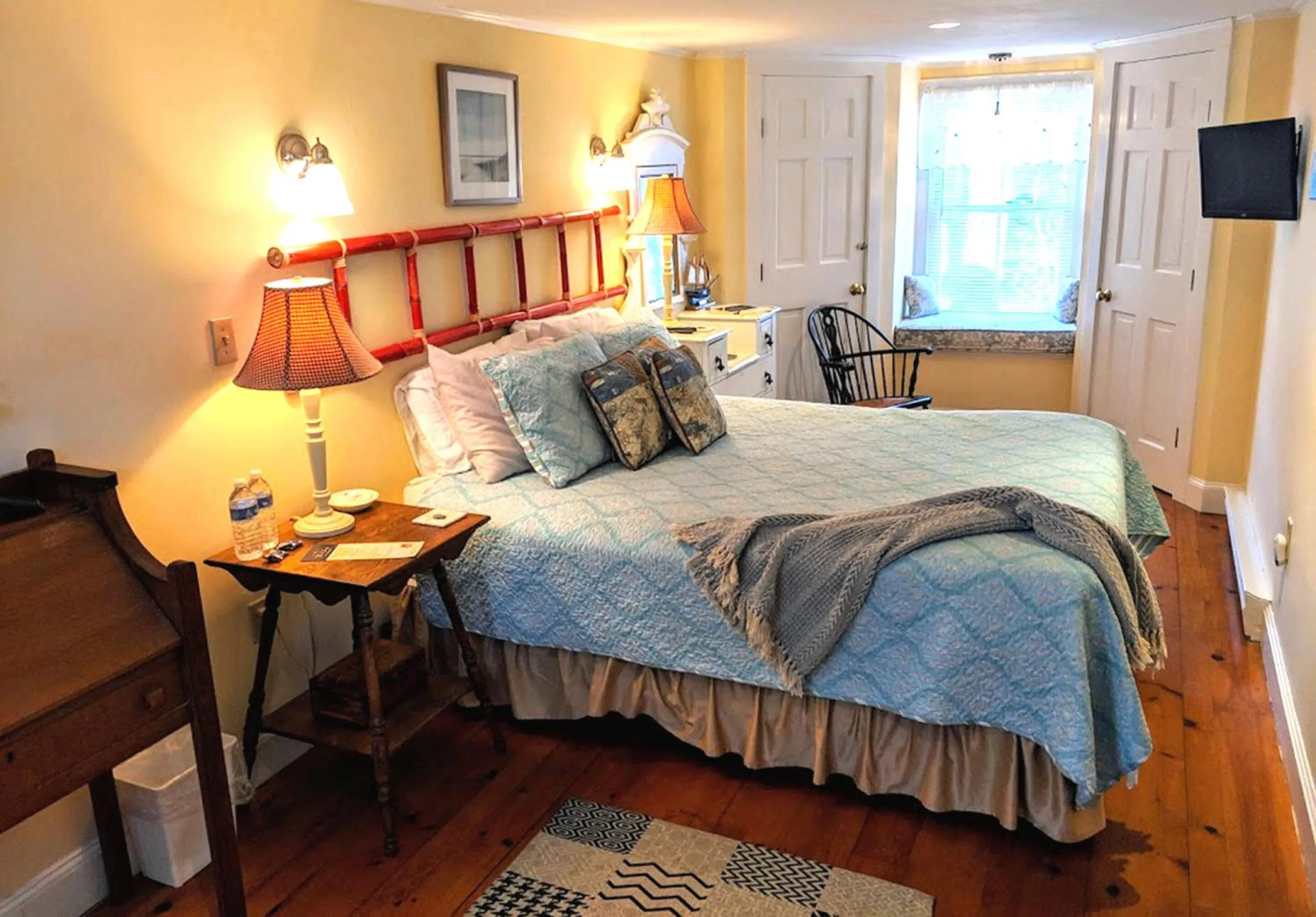 Photo of the whole room, Bed in Elms of Camden