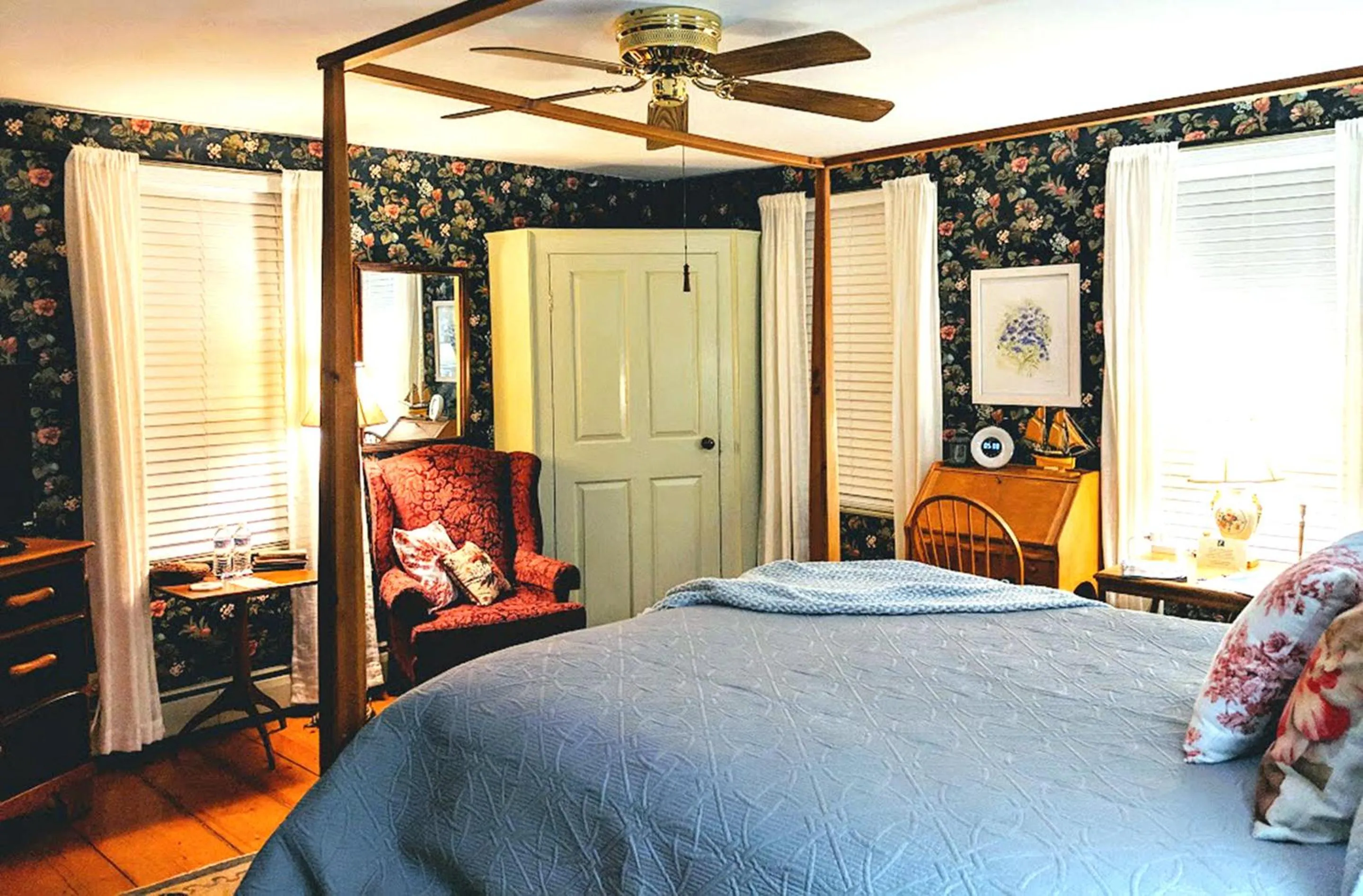 Photo of the whole room, Bed in Elms of Camden