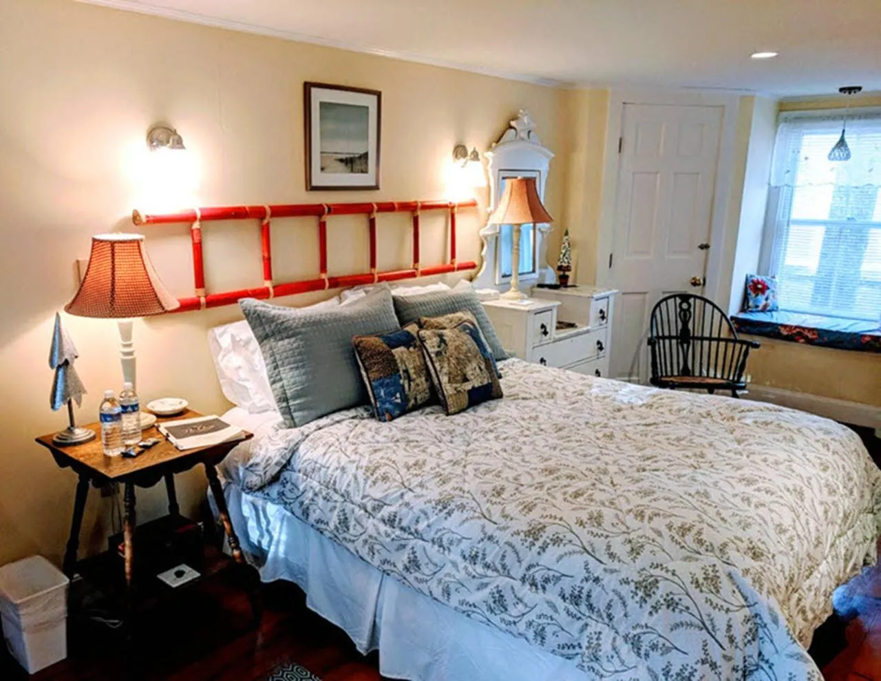 Photo of the whole room, Bed in Elms of Camden