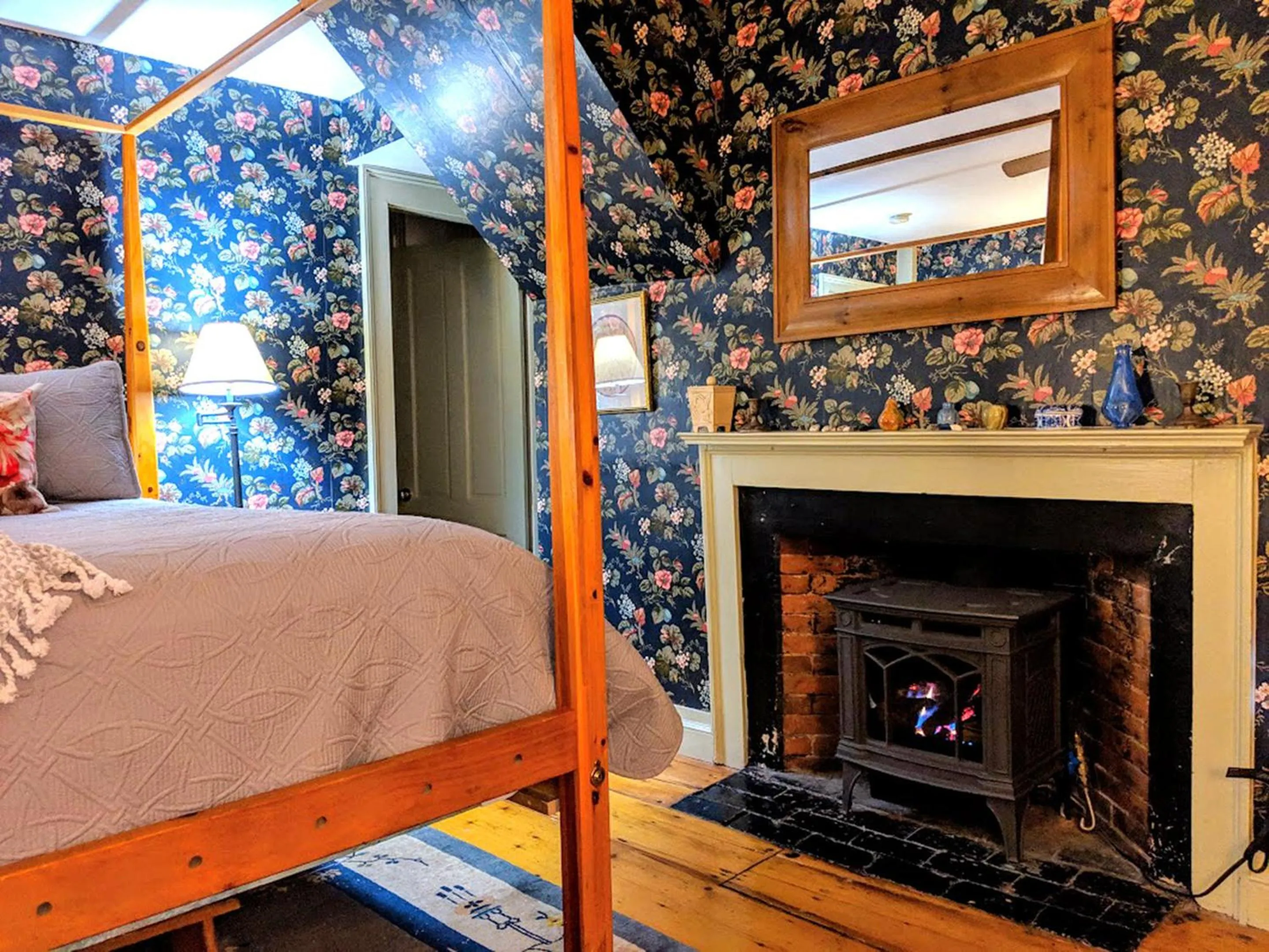 Photo of the whole room, Bed in Elms of Camden