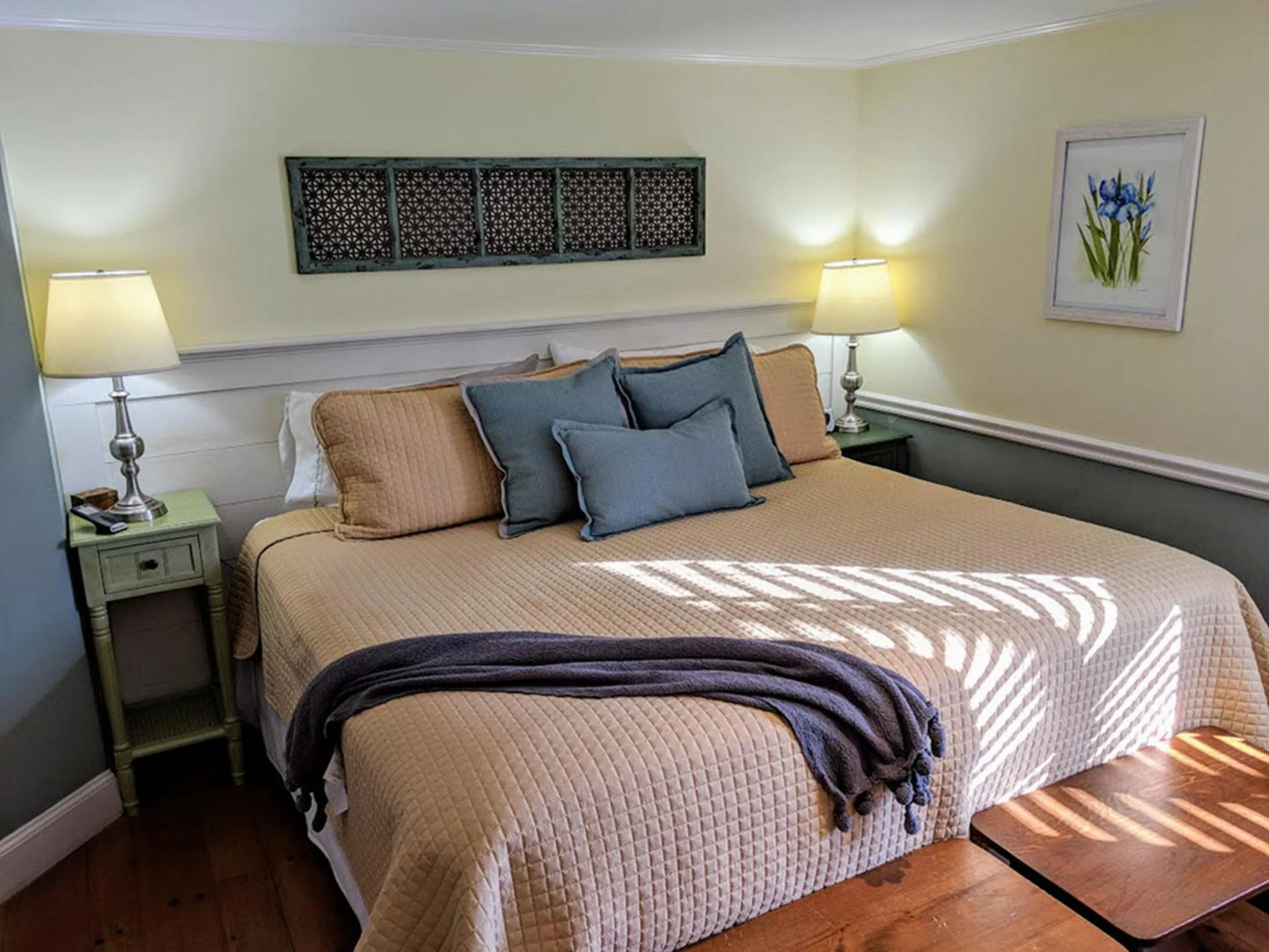 Photo of the whole room, Bed in Elms of Camden