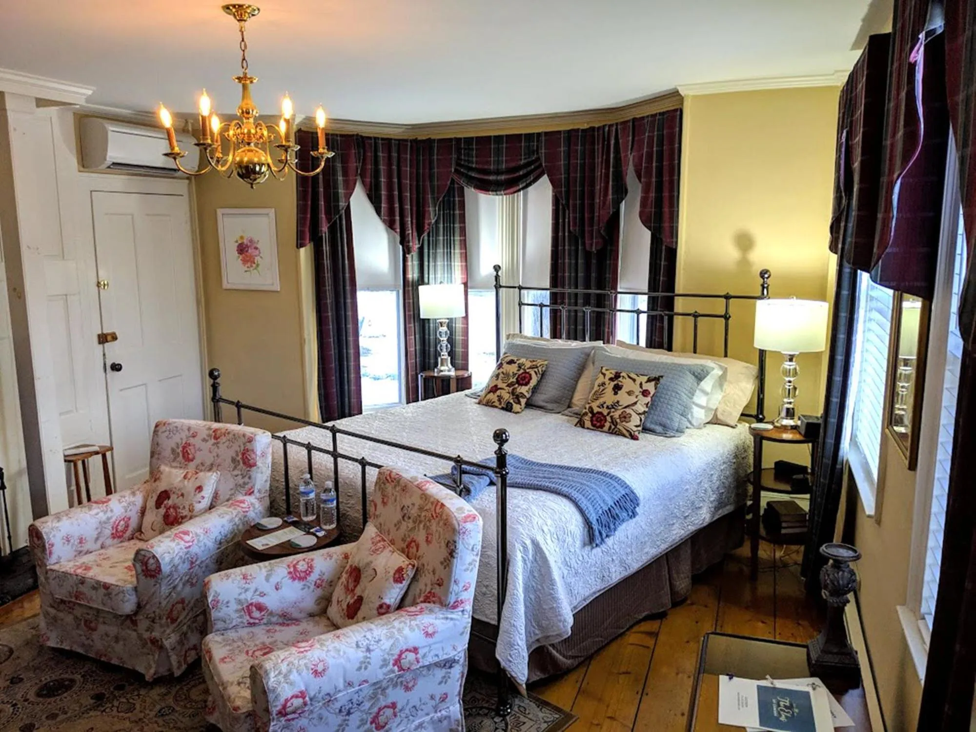 Photo of the whole room, Bed in Elms of Camden