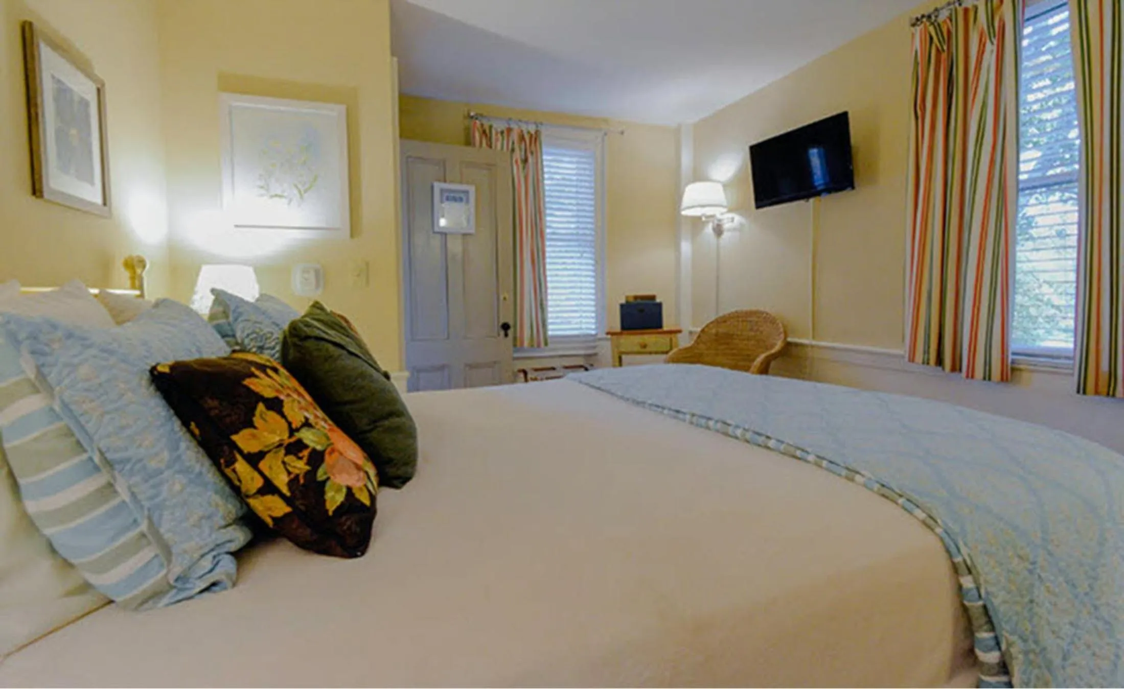 Photo of the whole room, Bed in Elms of Camden