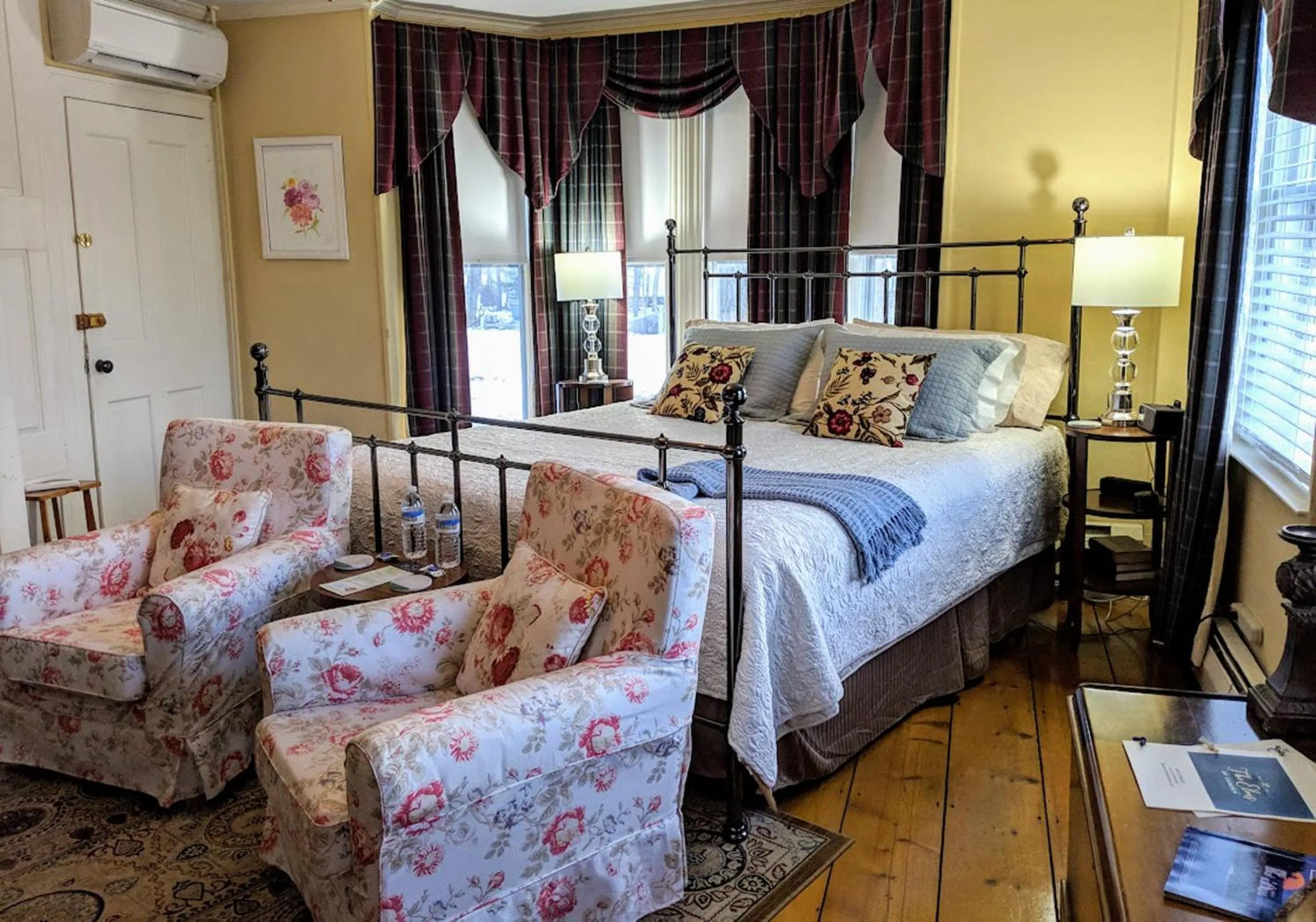 Photo of the whole room, Bed in Elms of Camden