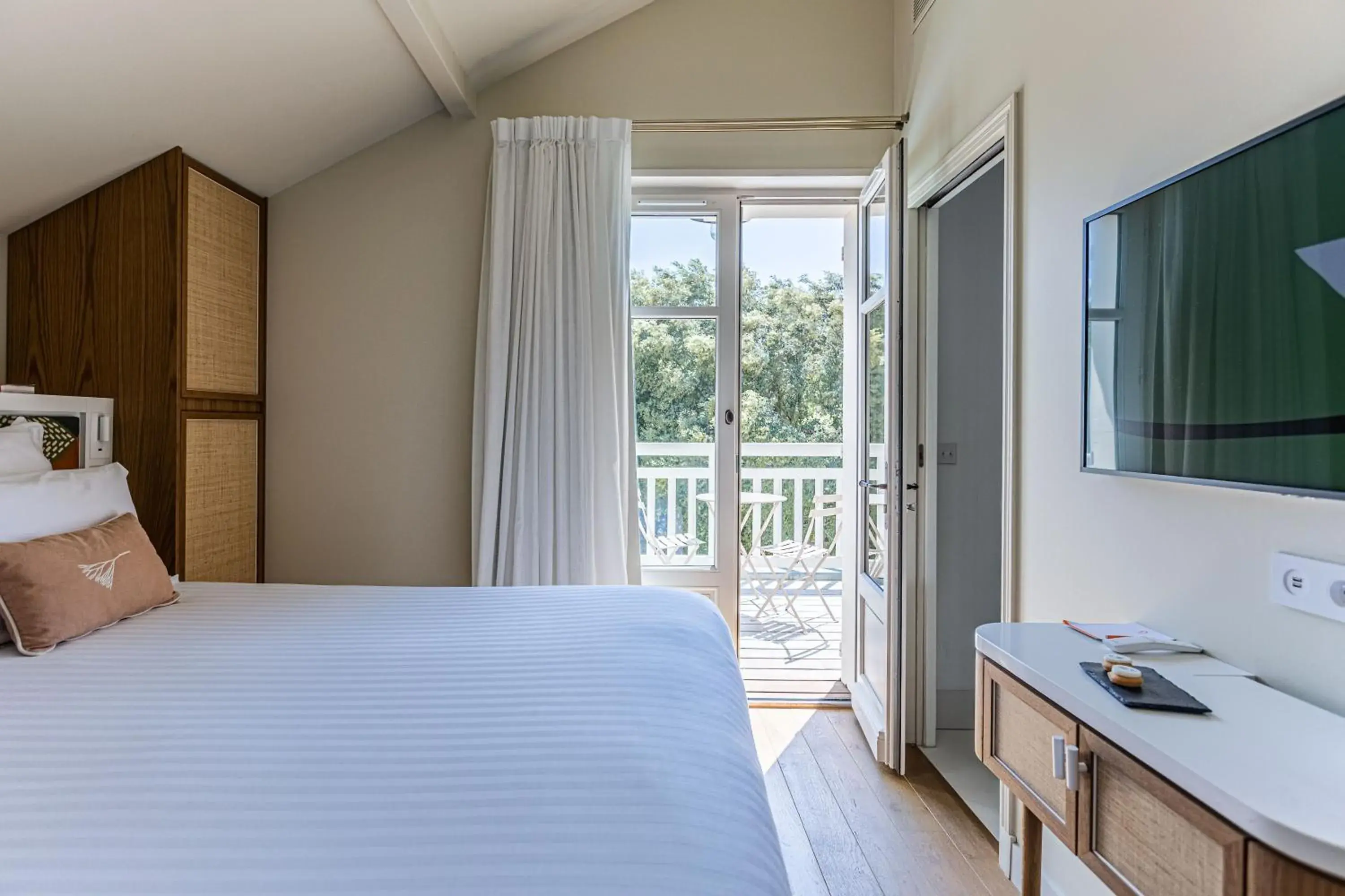 Double Room with Balcony and Garden View in La Villa du Moulleau Double Room with Balcony and Garden View in La Villa du Moulleau